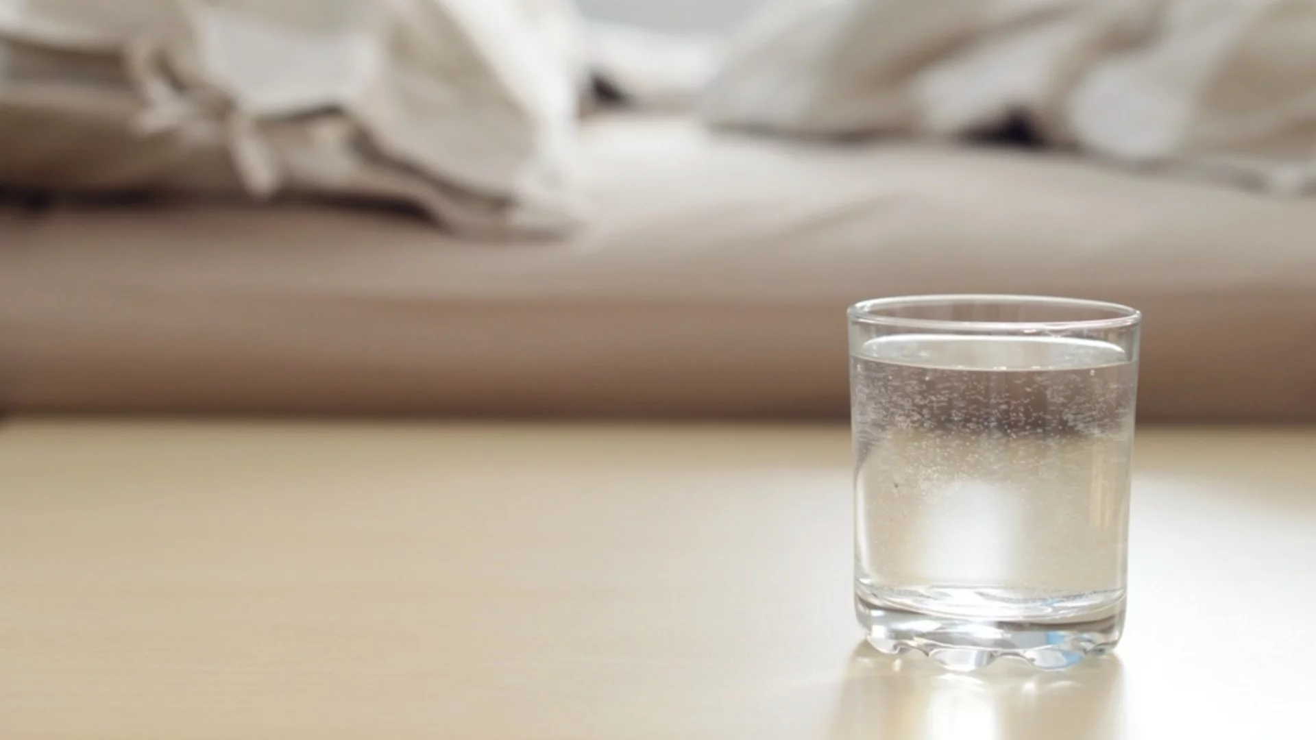 Защо трябва да държите чаша вода до леглото си през нощта според Фън Шуй?