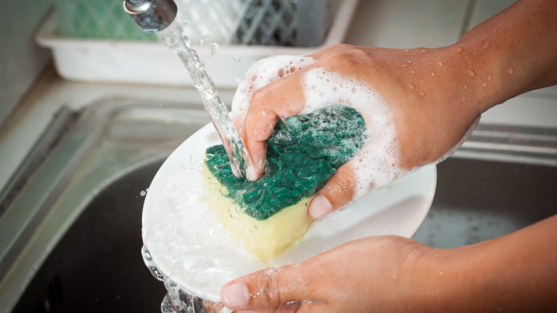 Кои са най-честите грешки при миене на съдове, които оставят следи