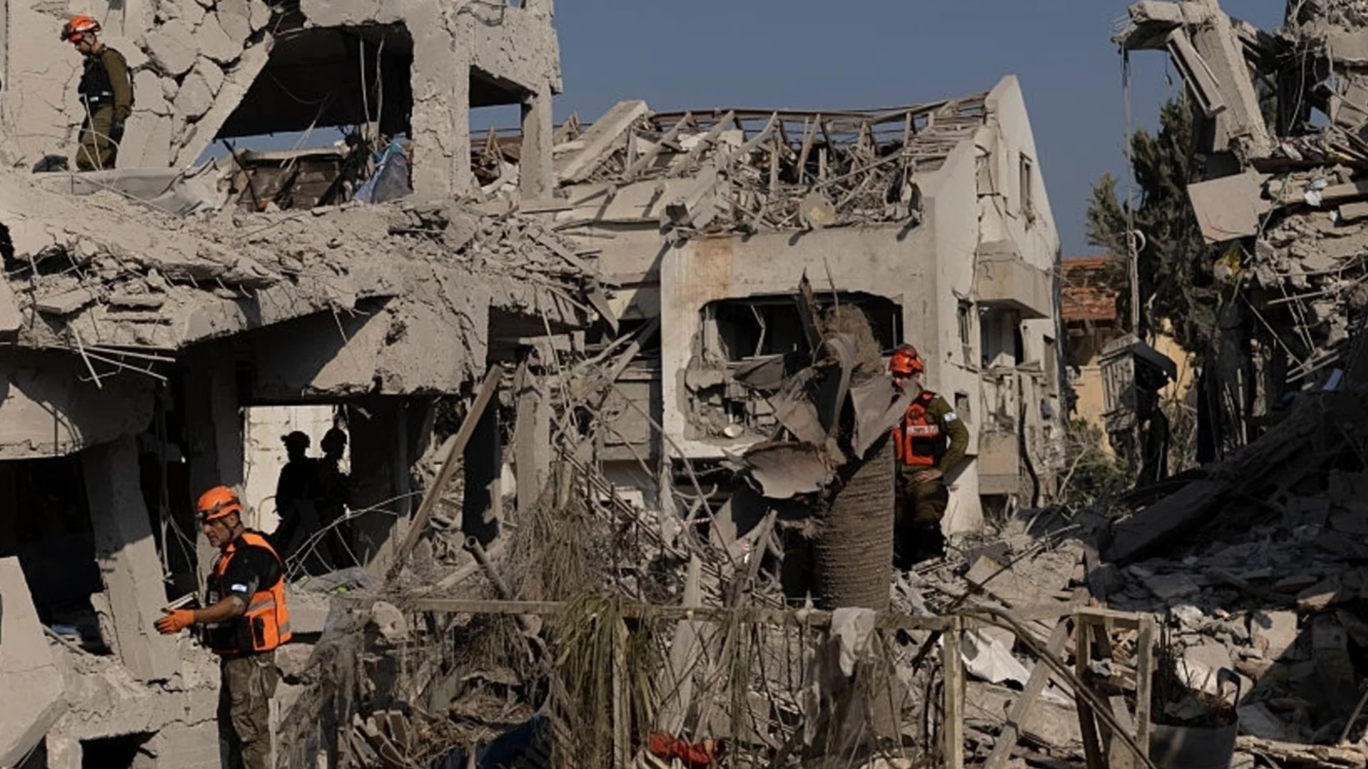 Първи удари на Иран срещу Израел