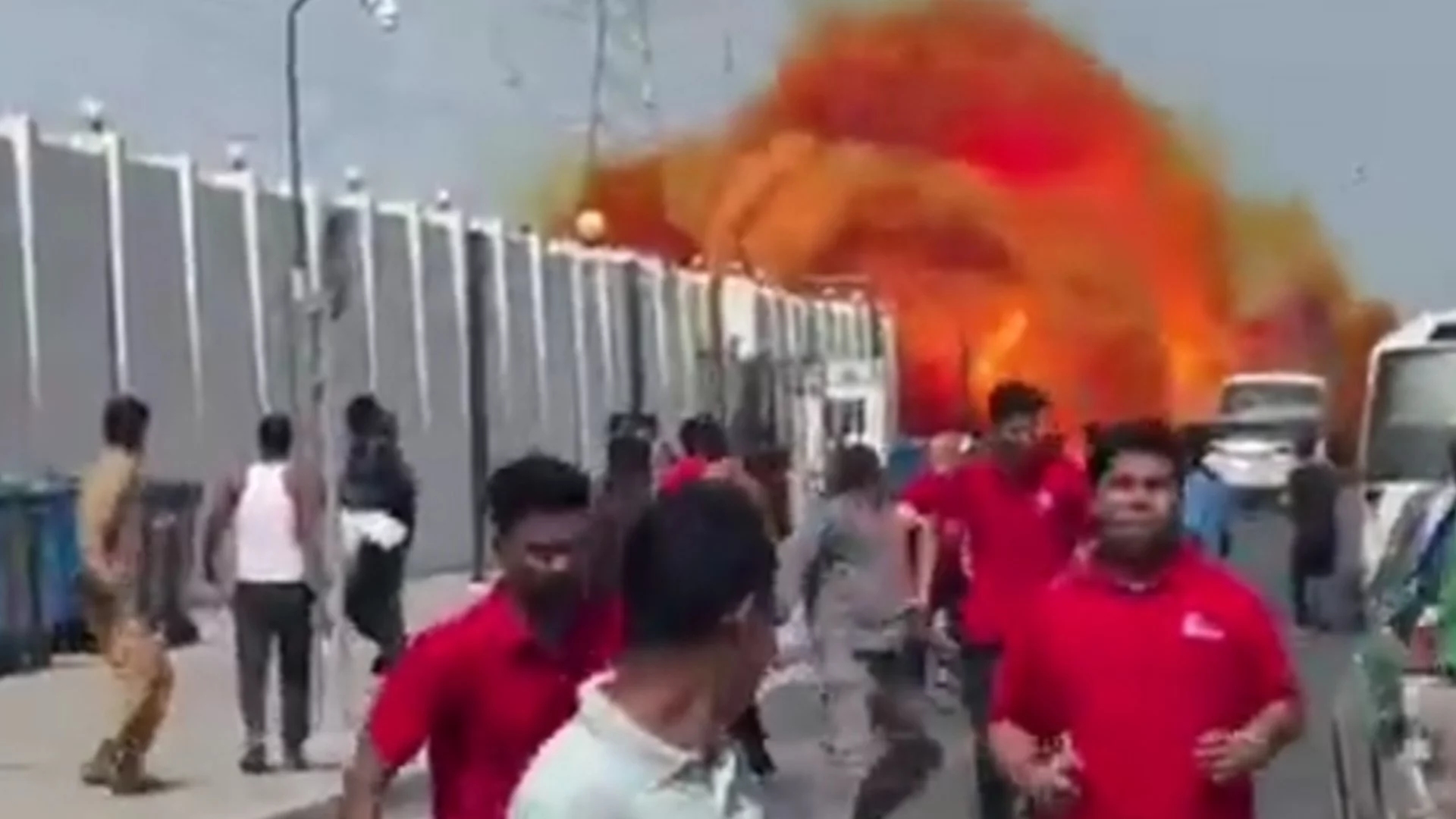 Свалена ракета в Катар падна насред тълпа от хора (ВИДЕО)