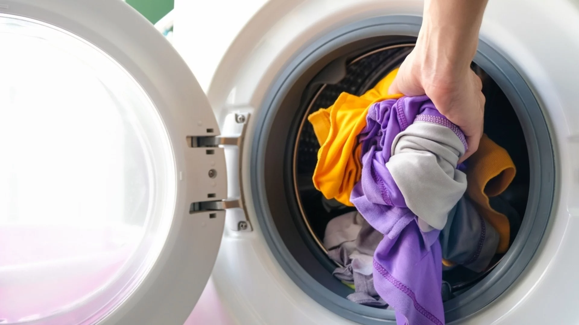 Как да перем правилно цветни дрехи, за да не избледняват с всяко пране