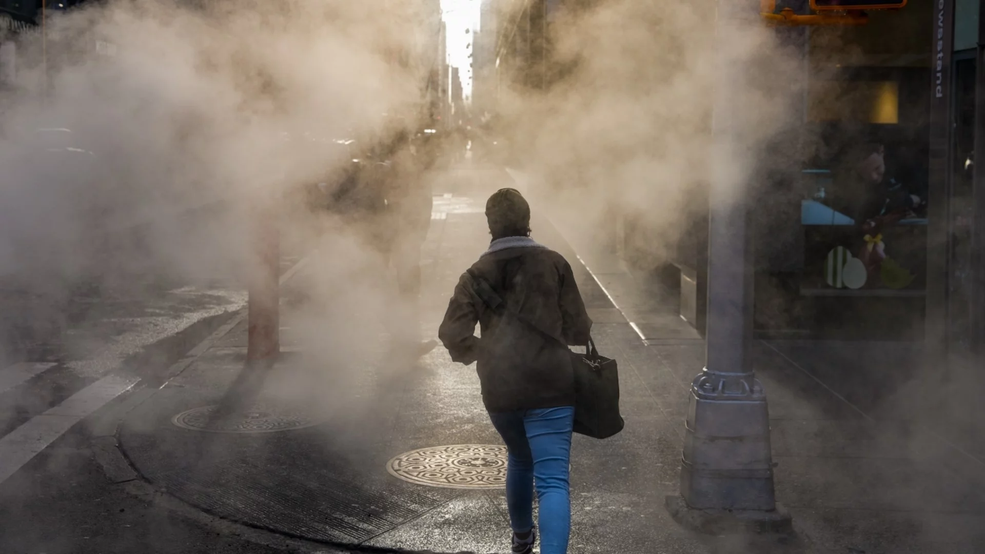 Израел обяви извънредно положение, болниците се местят под земята. "Росатом" евакуира хората си от Иран