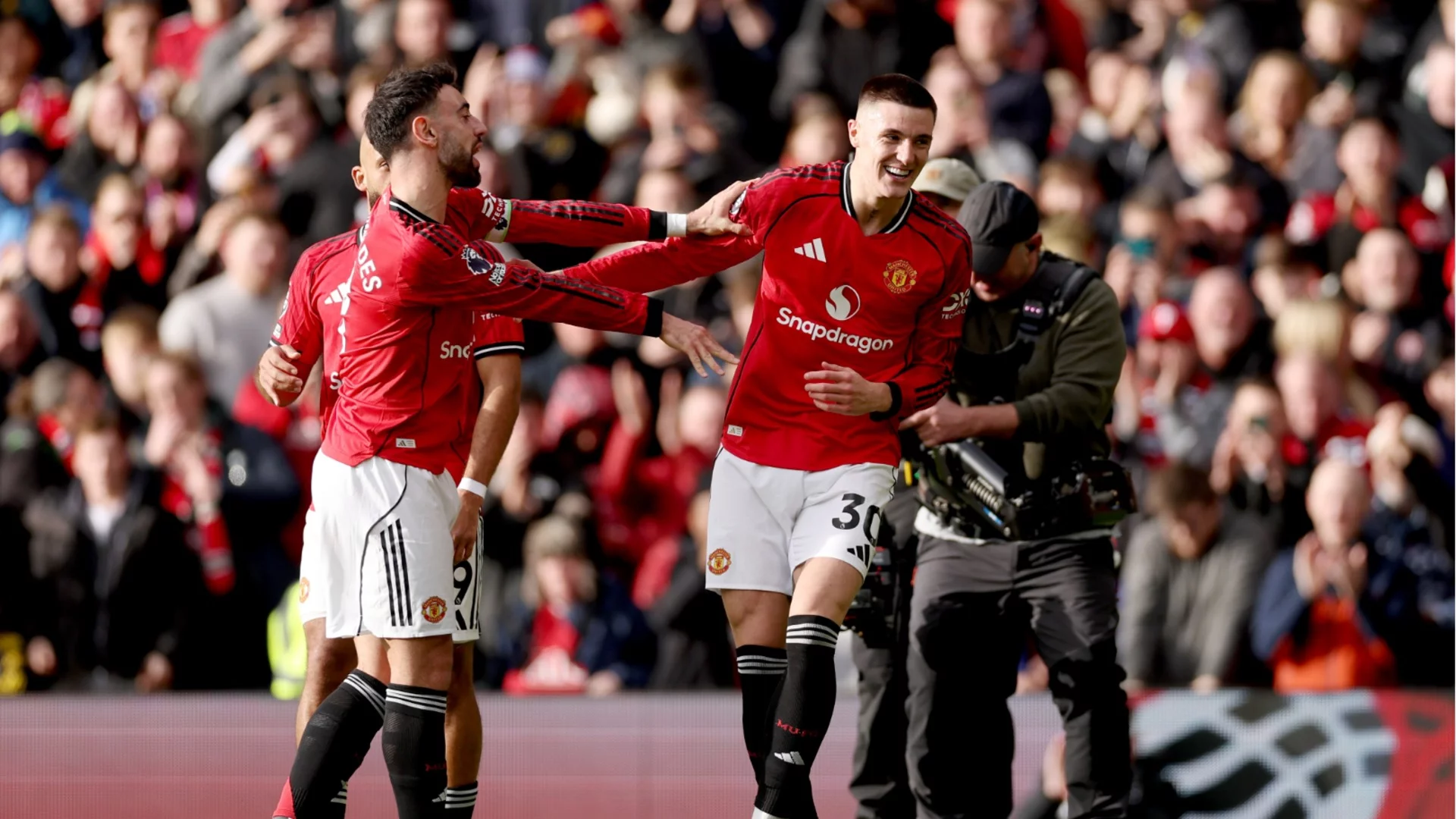 Червен картон вдъхнови Юнайтед за продължаване на впечатляваща серия! Тотнъм се издъни