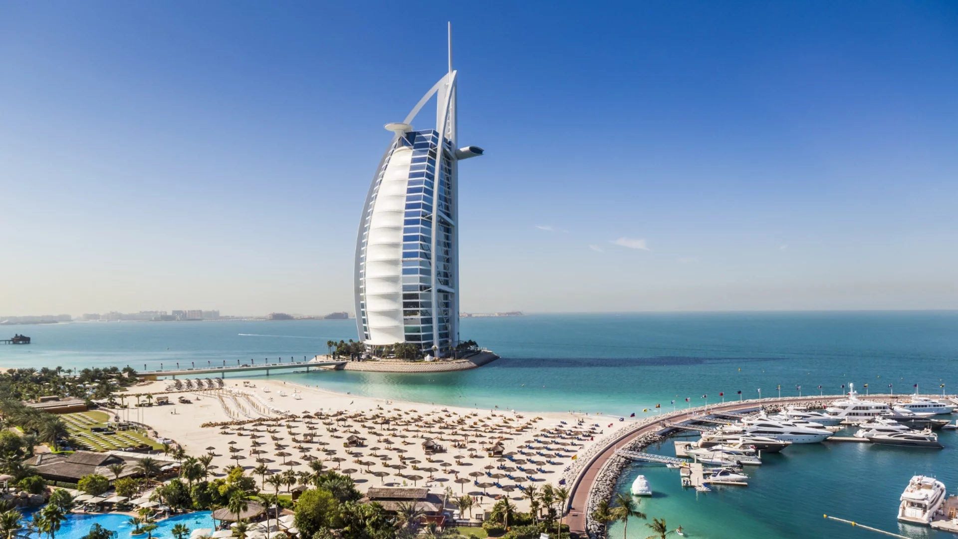 Иран порази "Бурж ал Араб", удари и летището в Дубай. Взривове в Саудитска Арабия и Катар (ВИДЕА)