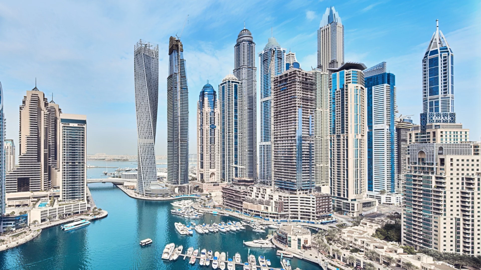 Хотели в Дубай гонят блокираните заради войната туристи