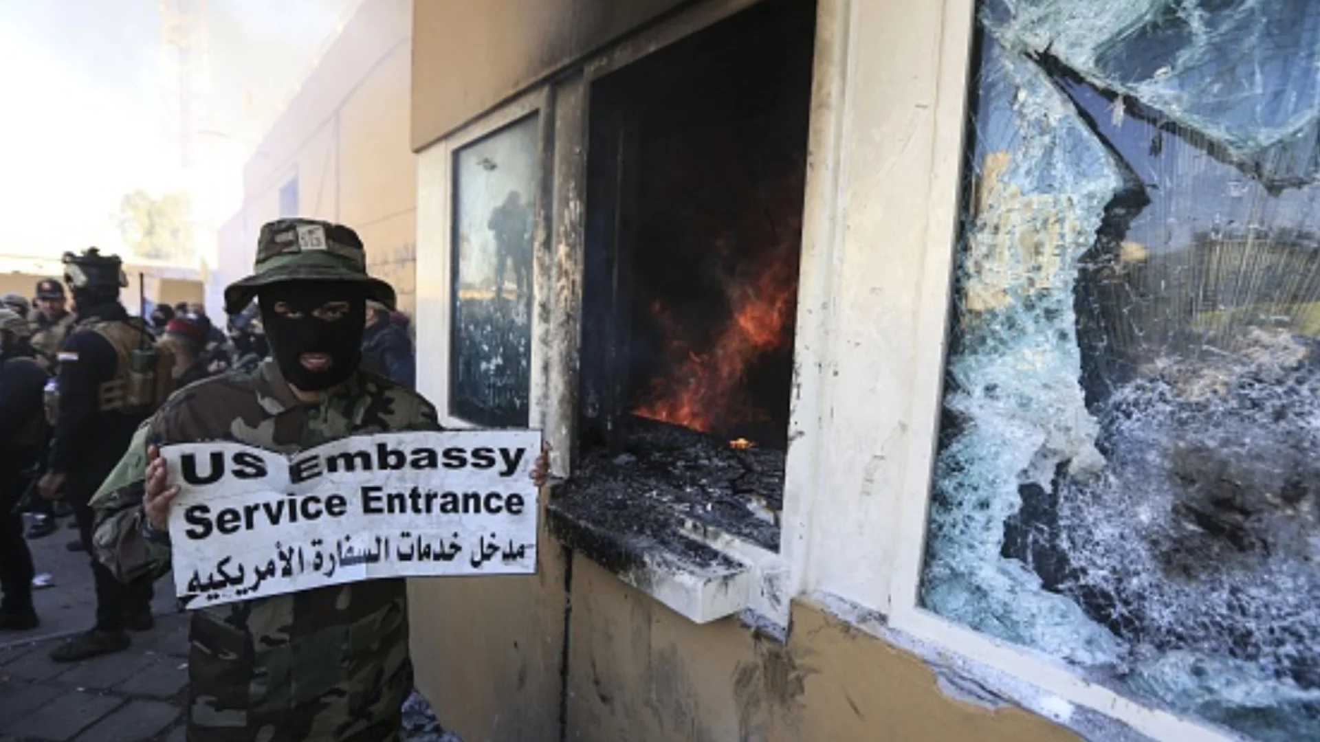 Първи атаки и опити за щурм на дипломатически мисии на САЩ в Близкия изток (ВИДЕА)