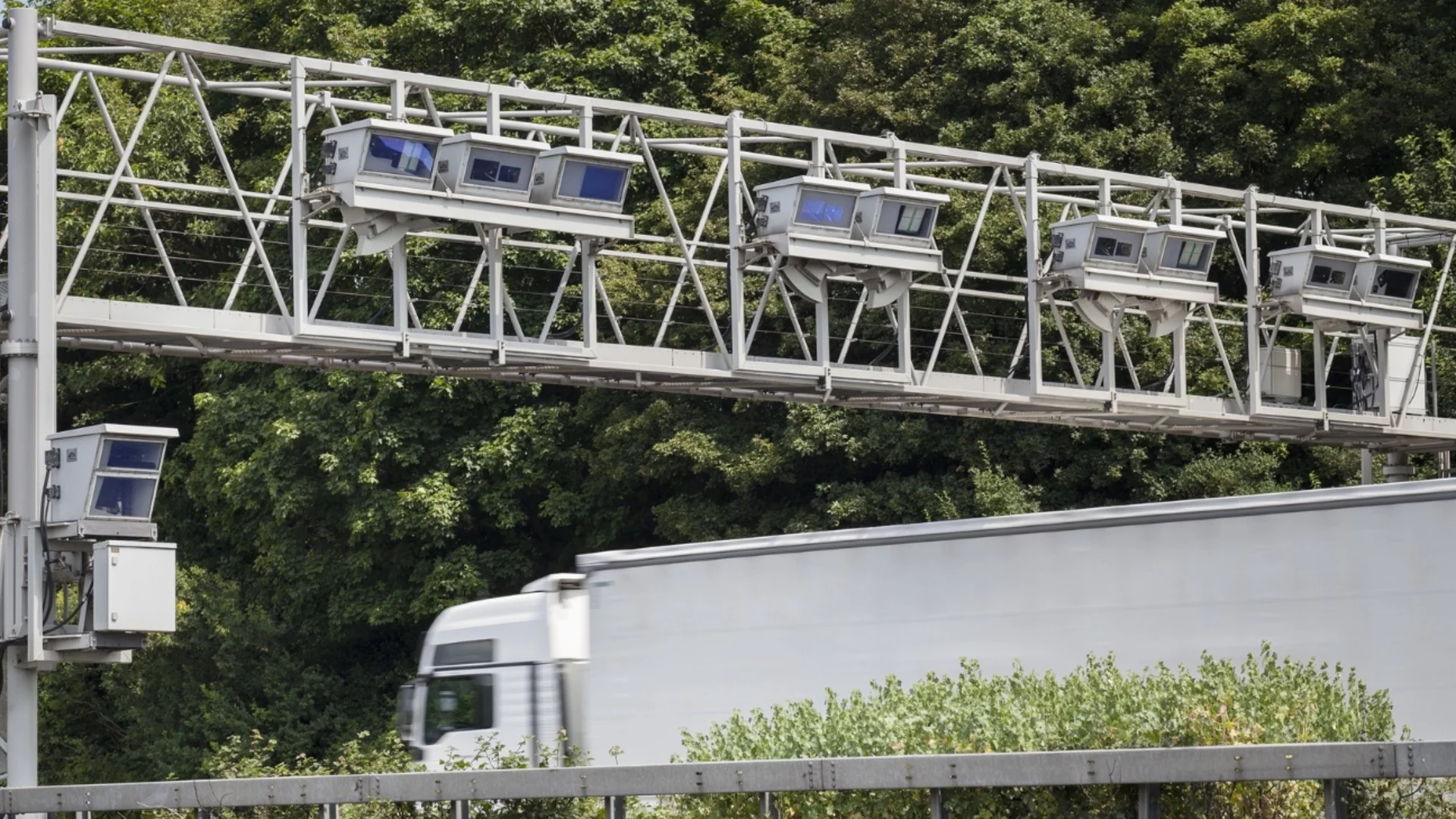 Отлагат двойното поскъпване на тол таксите за камиони и автобуси