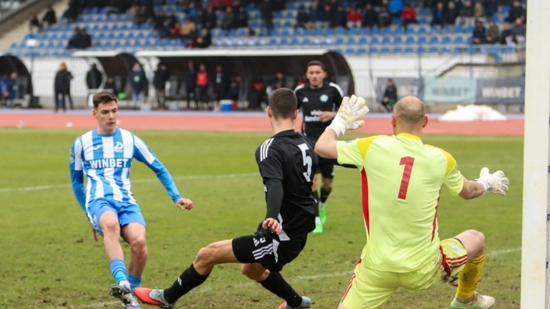 Лидерът във Втора лига пропиля комфортен аванс, разместване в топ 3