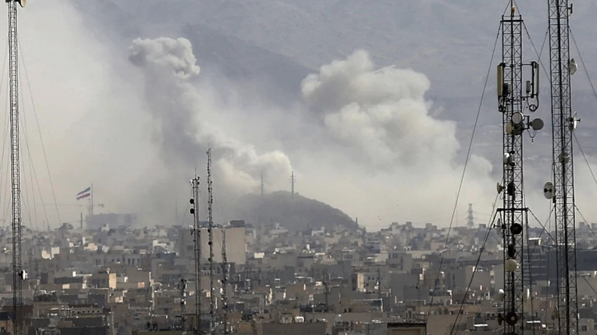 "Небето пламна": Българи разказват за взривове и затворени граници в Персийския залив