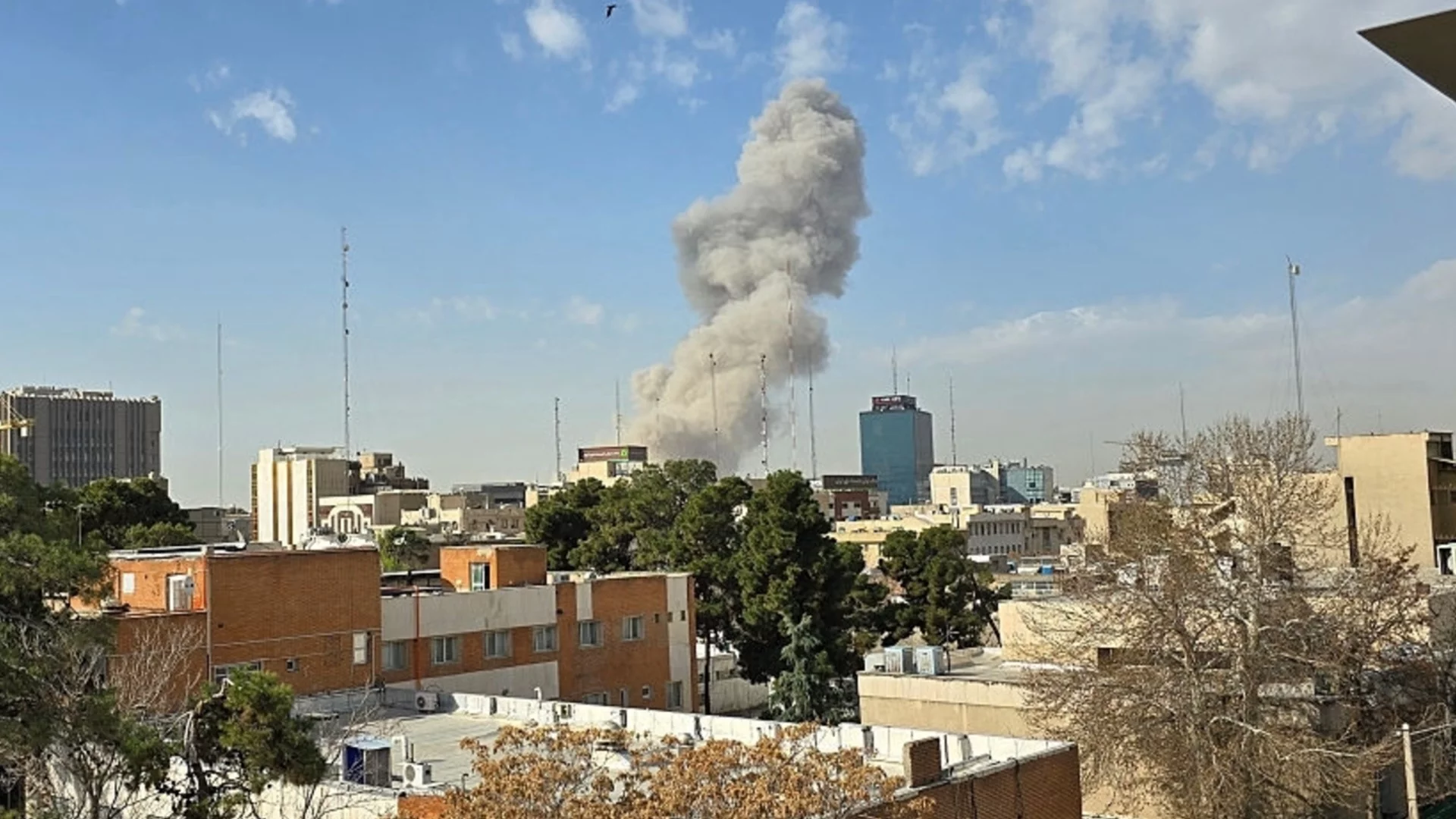 Близкият изток не спира да гори: Атака в сърцето на Техеран, пострада и посредникът в американско-иранските преговори (ВИДЕА)