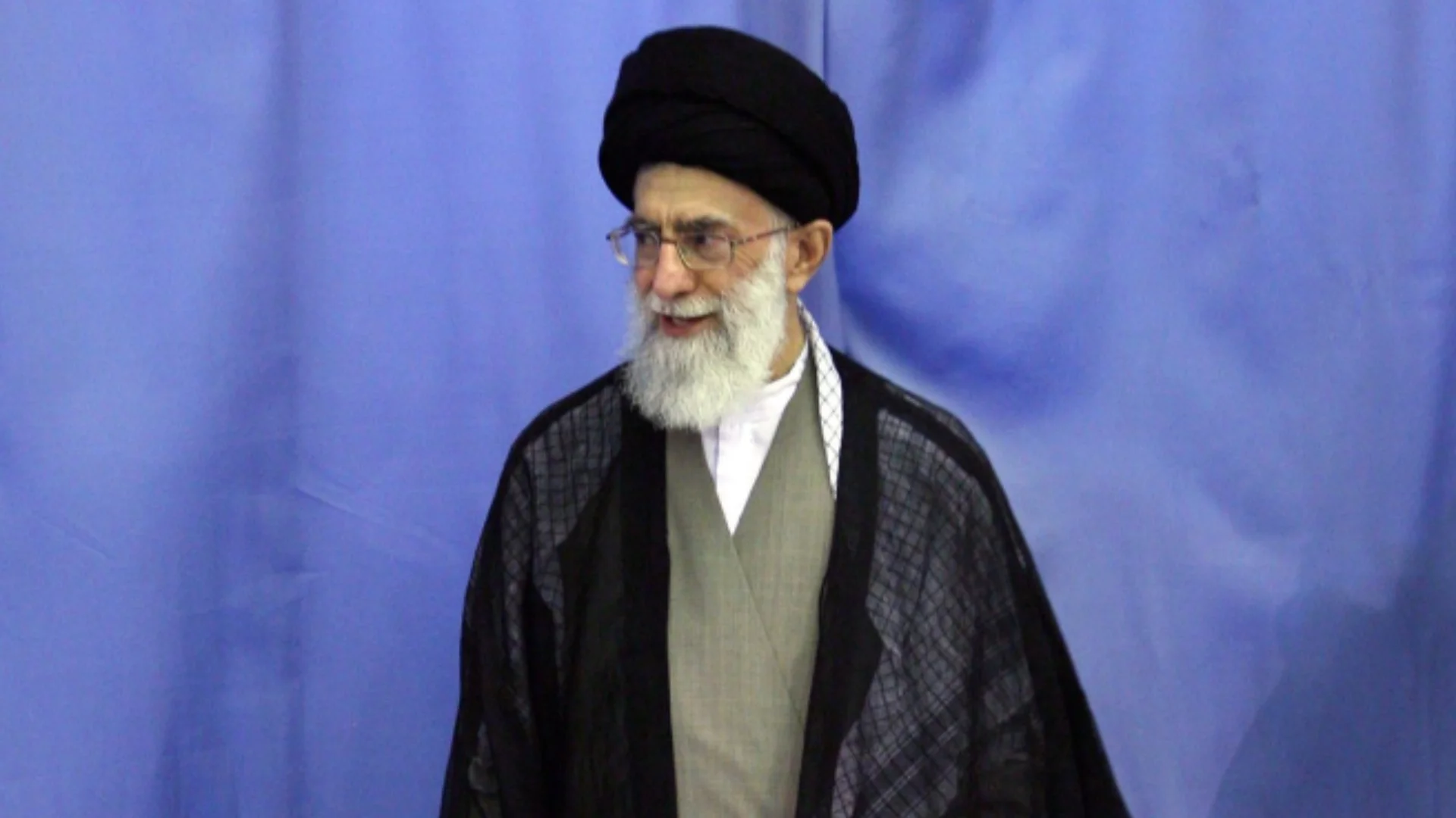 Момичето, което си запали цигара със снимка на Хаменей, празнува смъртта му (ВИДЕО)