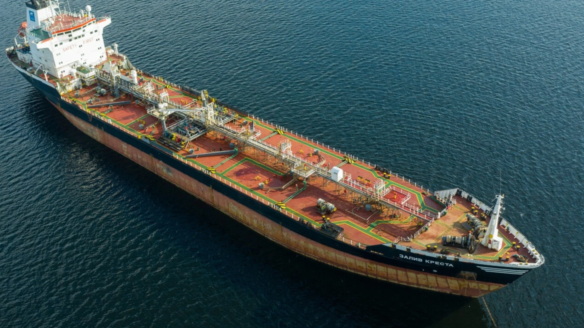 След повишение с 13 на сто: Цената на петрола ограничи ръста си