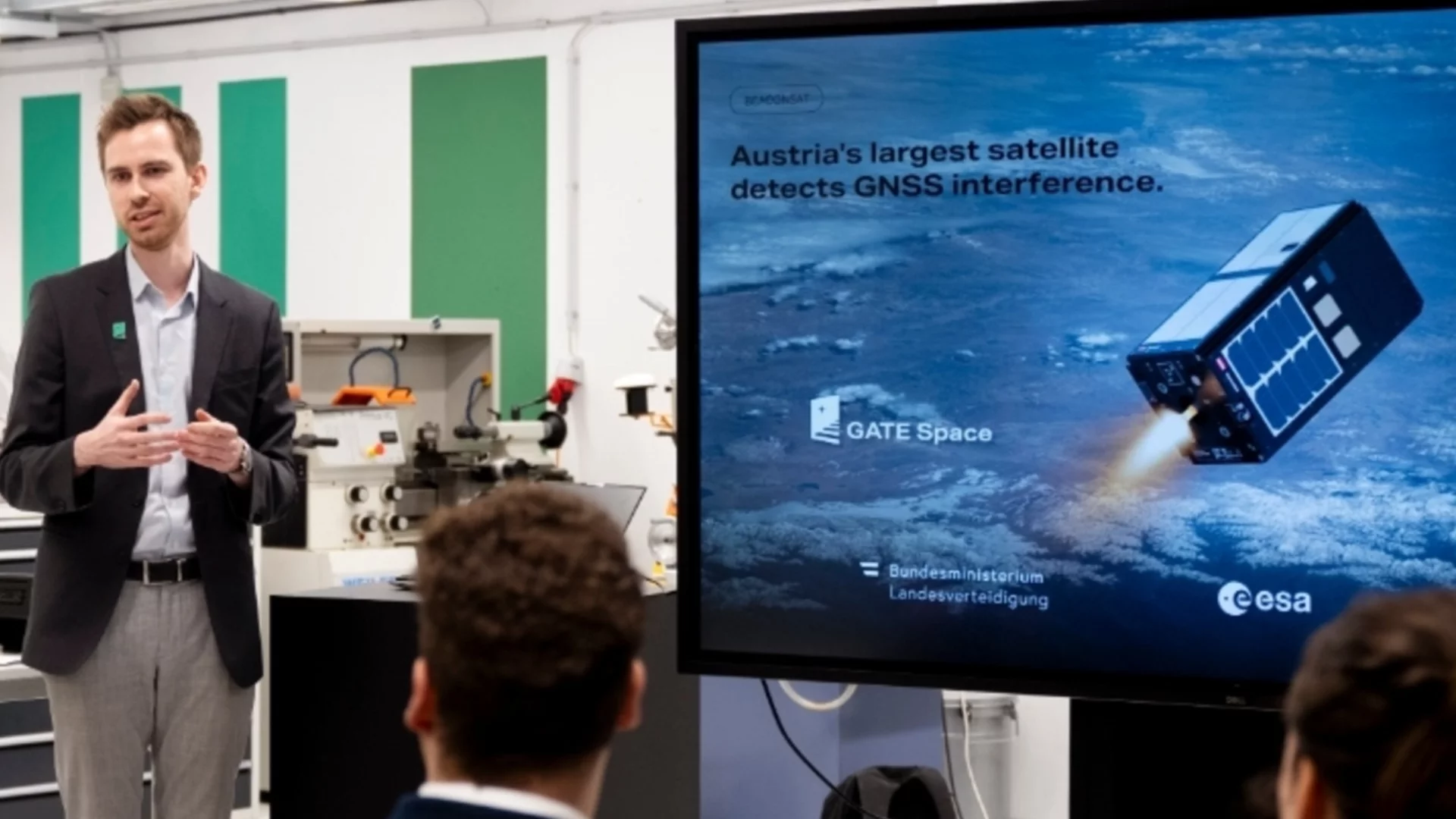 Австрия представи първия си военен сателит (СНИМКИ)