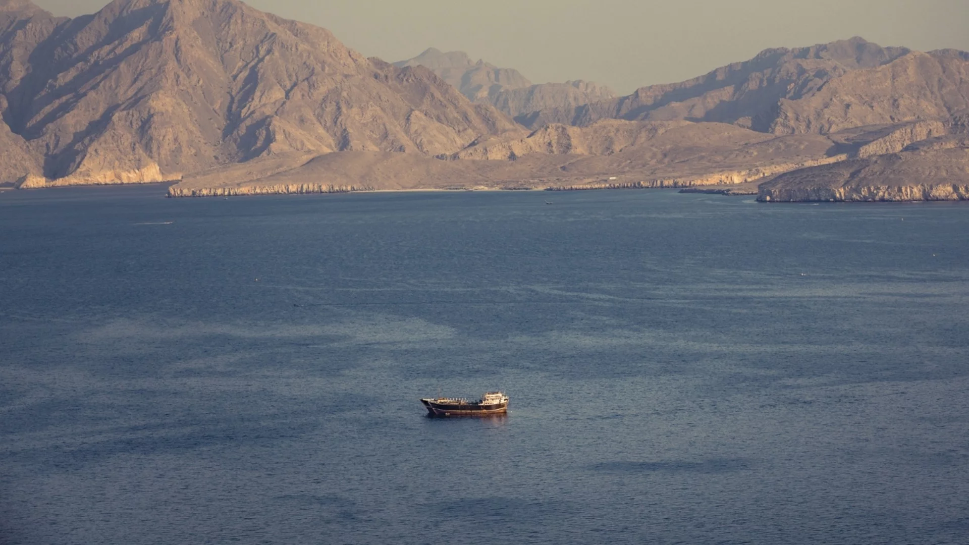 Гръцки кораб е един от четирите ударени в Ормузкия проток: Ето къде е в момента