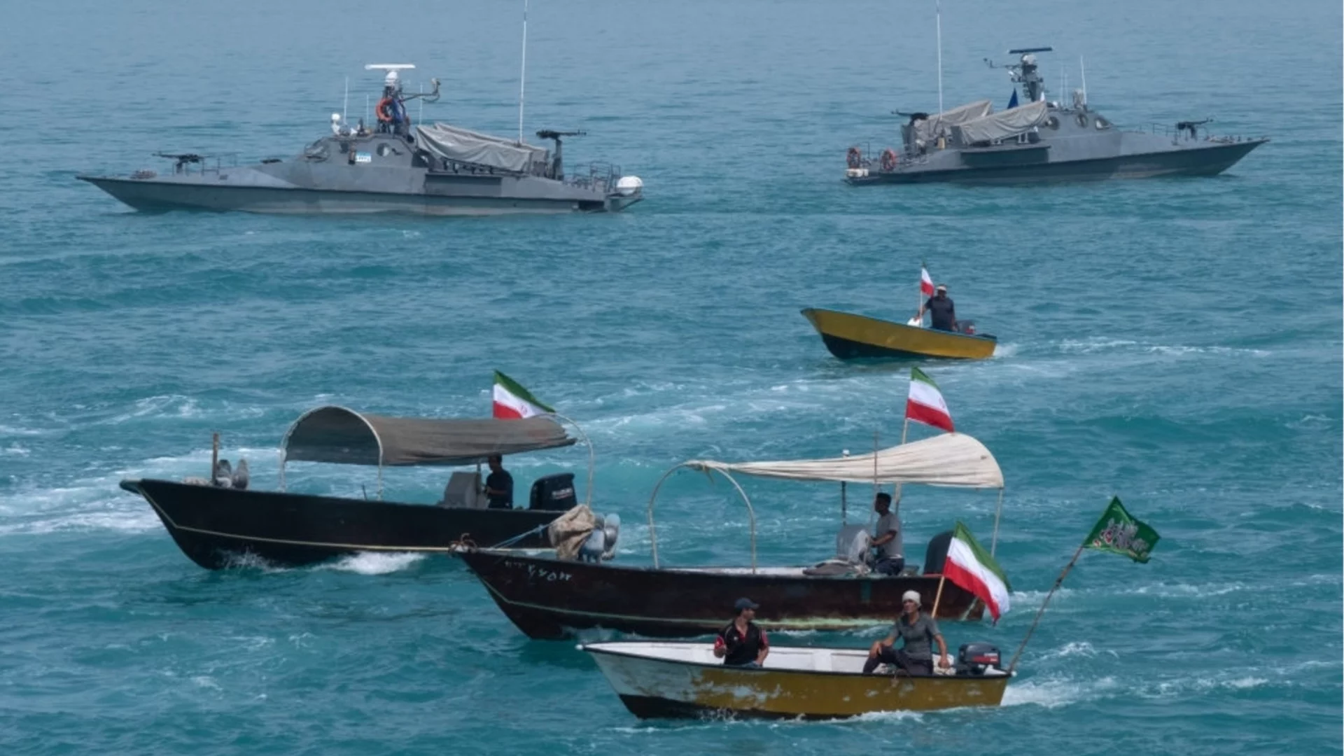 Иран се заканва на всеки кораб в Ормузкия проток, а остана без военни кораби в Оманския залив (ВИДЕА)