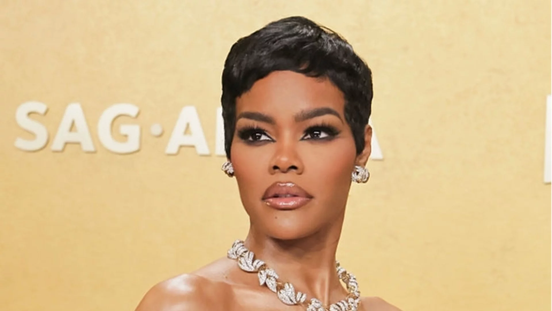 Теяна Тейлър привлече погледите с "голо" облекло на Актьорските награди на САЩ