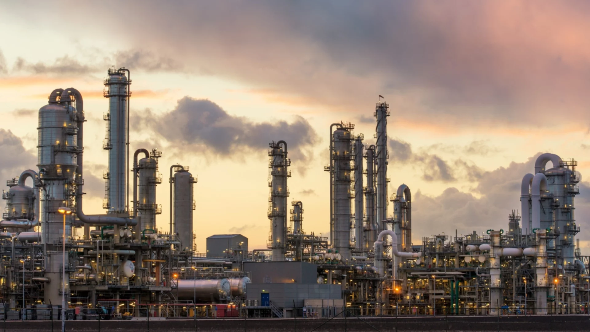 Иран подпали саудитска рафинерия на най-голямата петролна компания в света. Акциите на руските компании поскъпват (ВИДЕО)