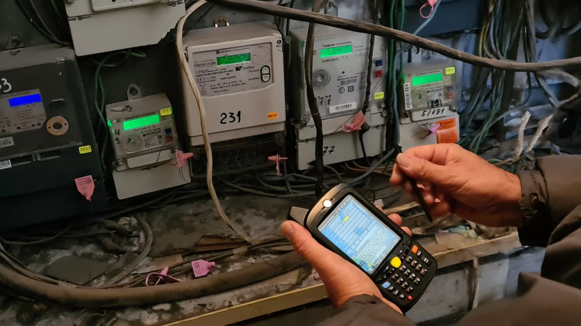 "Хващам бас с шефа на КЕВР, ще папката със сметките за ток ще бъде затворена". Или защо забравяме толкова лесно: Анализ