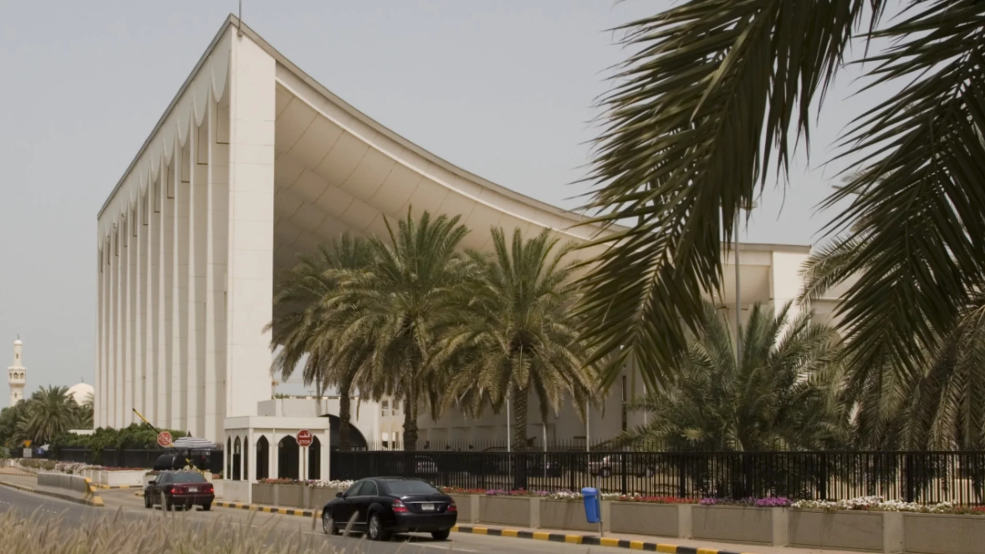 Дим се издига над посолството на САЩ в Кувейт. Лондон евакуира семействата на военнослужещите в Кипър (ВИДЕО)