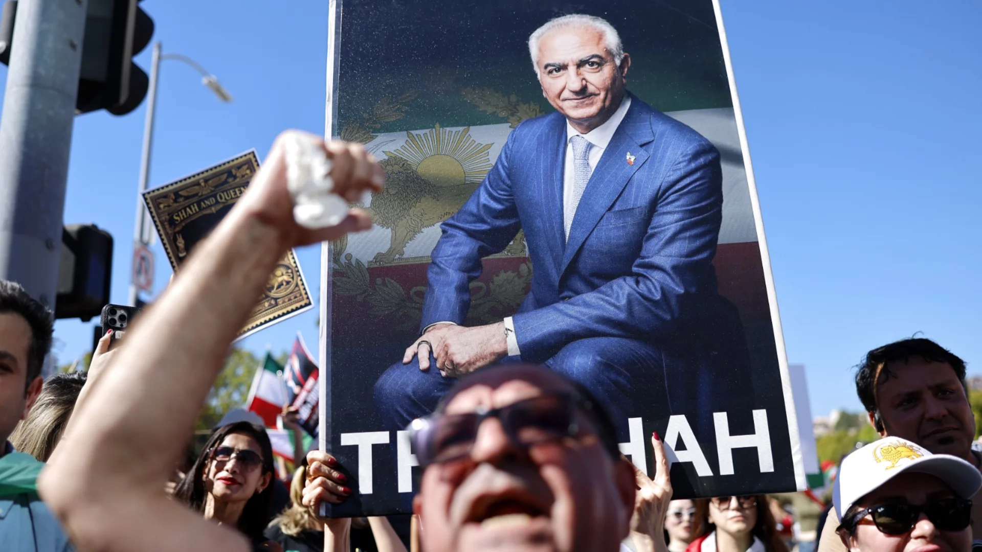 Той ли ще е следващият лидер на Иран? Кой е Реза Пахлави (ВИДЕО)