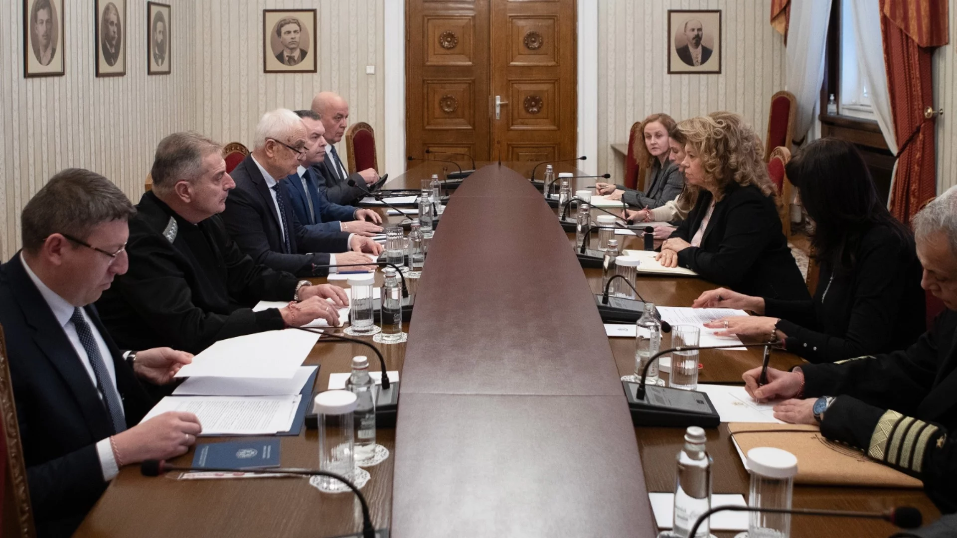 Службите докладваха на Йотова за обстановката в Близкия изток