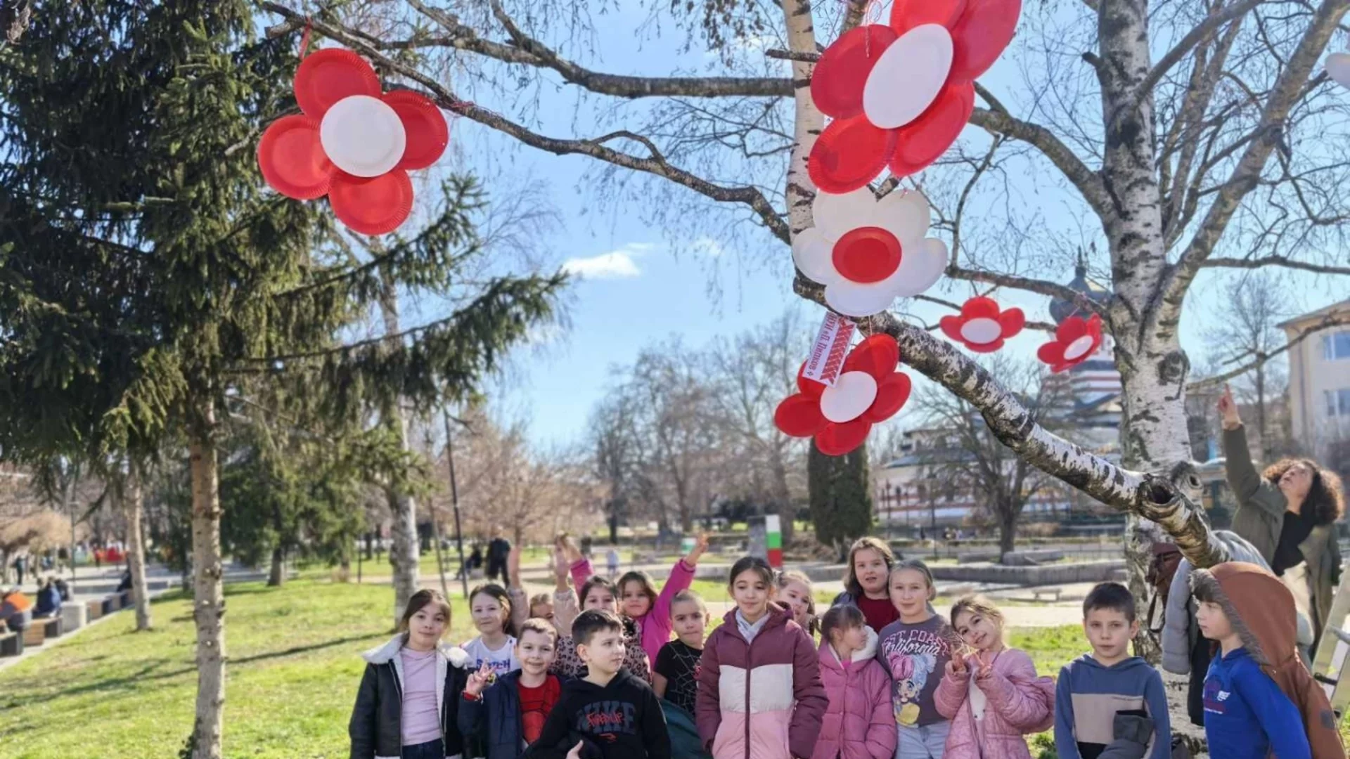 Централната градска част на Плевен грее в червено и бяло