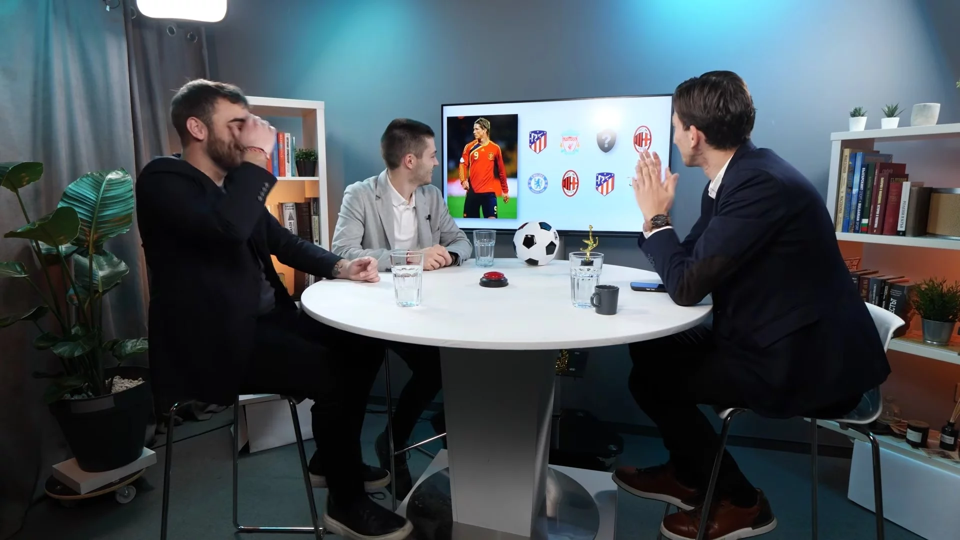 „Ти счупи бутона, бе!“ Хъс и хаос в нова версия на играта „Кой съм аз“ (ВИДЕО)