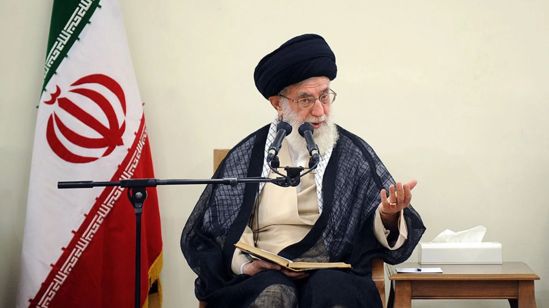 Изтезания, власт, врагове и още: Режимът на Али Хаменей в Иран