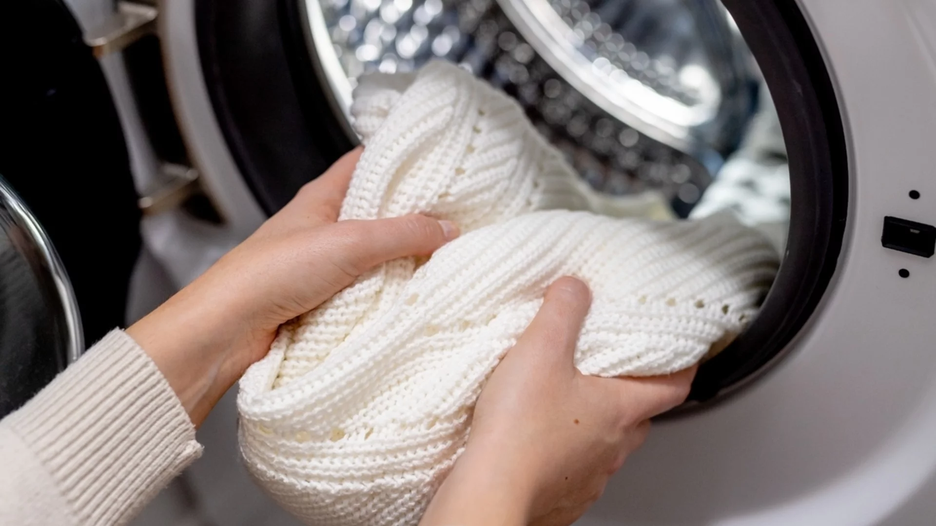 Как да перем дрехи с ципове и копчета правилно