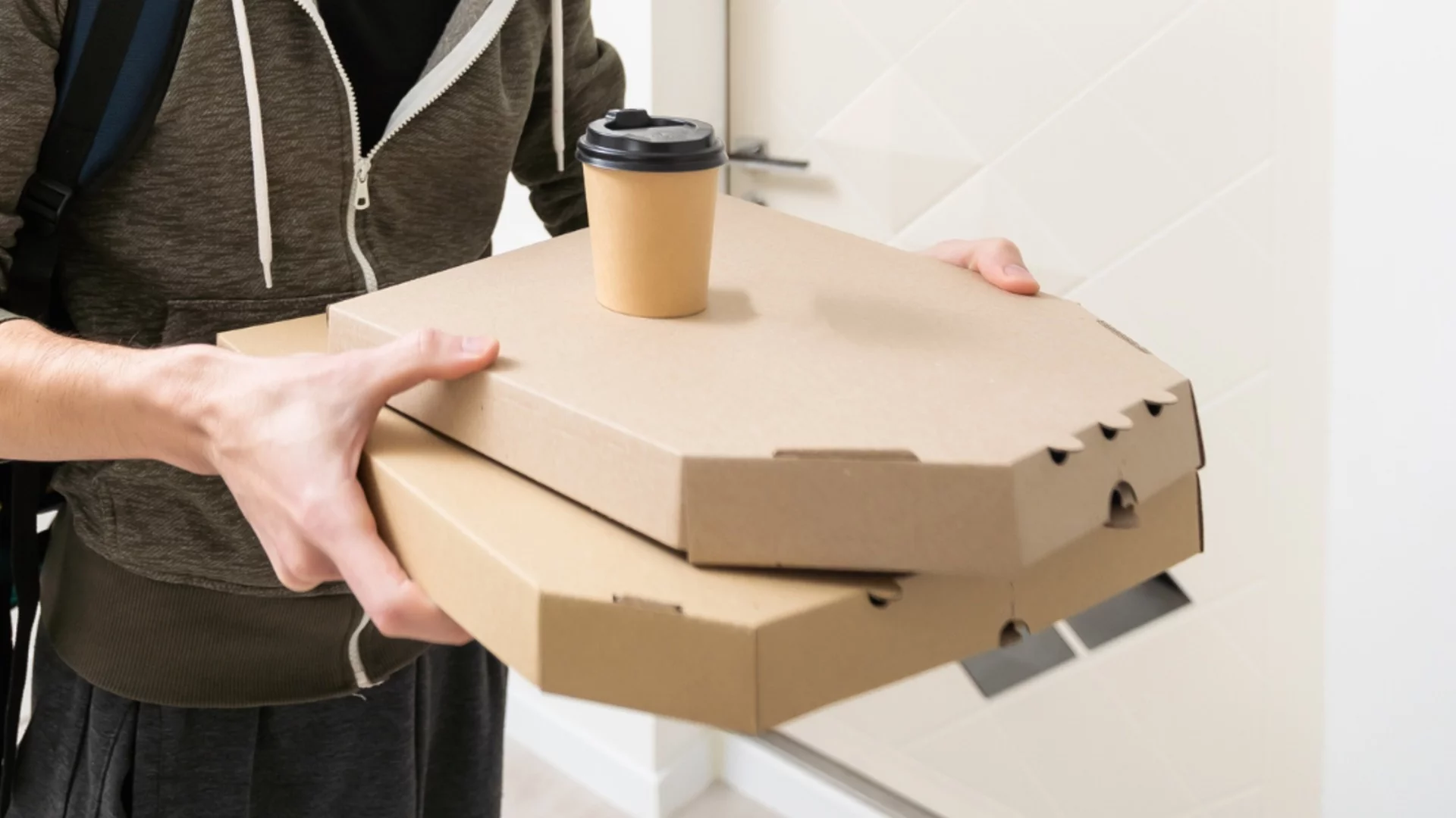 Подозрителен пакет пред руското посолство в Гърция: Някой им достави храна