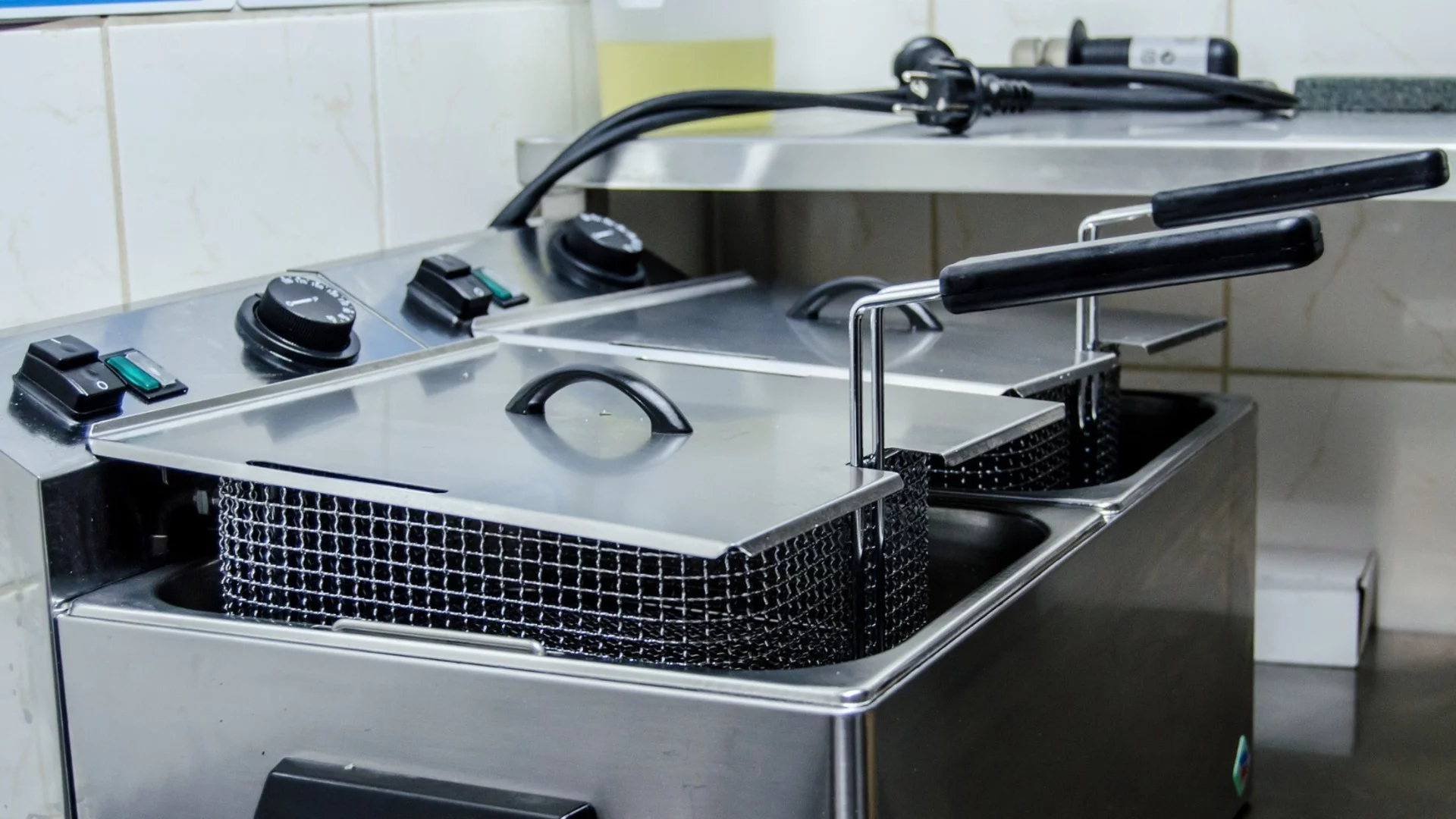 Какви са основните разлики между еър фрайър и класически фритюрник