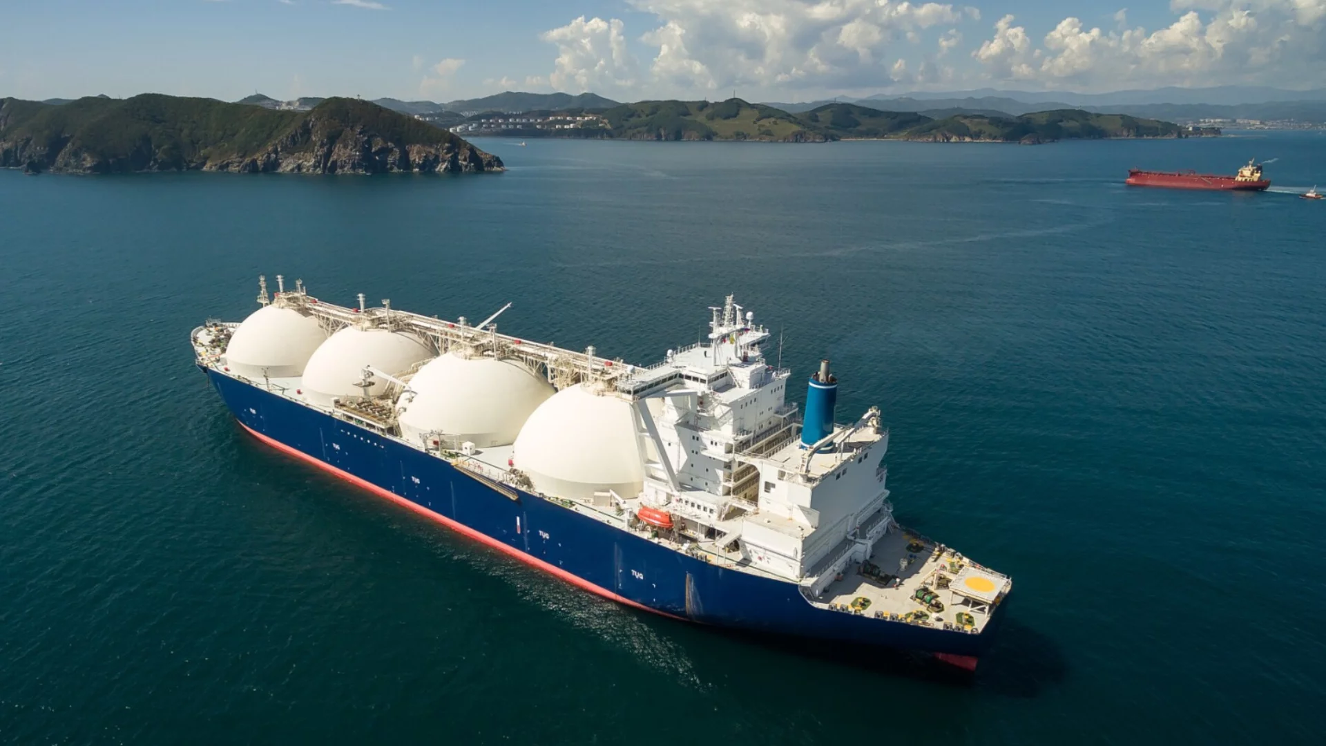 Руски кораб с втечнен газ, който е под санкции, гори в Средиземно море (ВИДЕО)