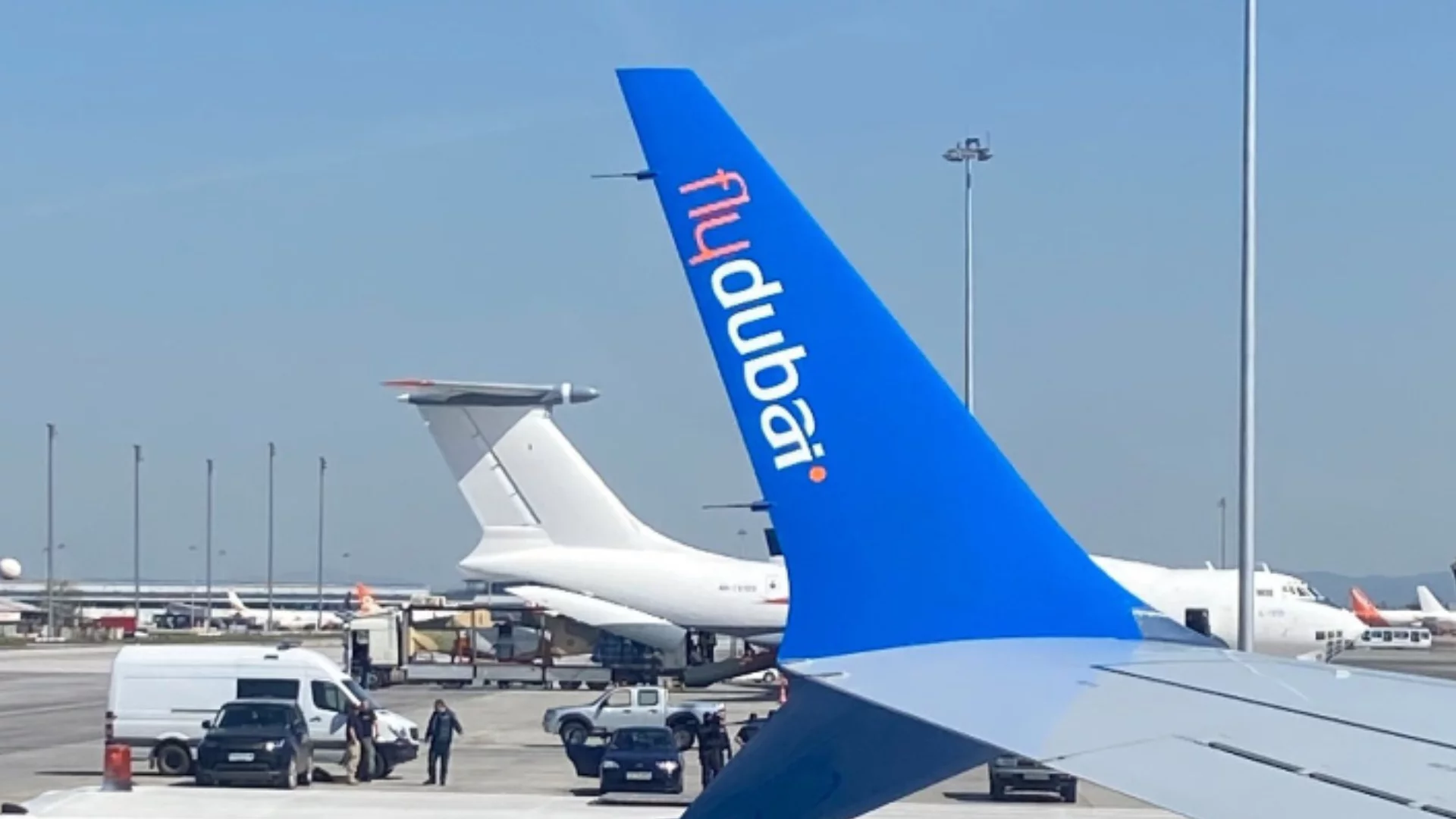 Въпреки всичко: Авиокомпания вози 300 руснаци в Дубай, те се противят - искат в Москва (ВИДЕО)