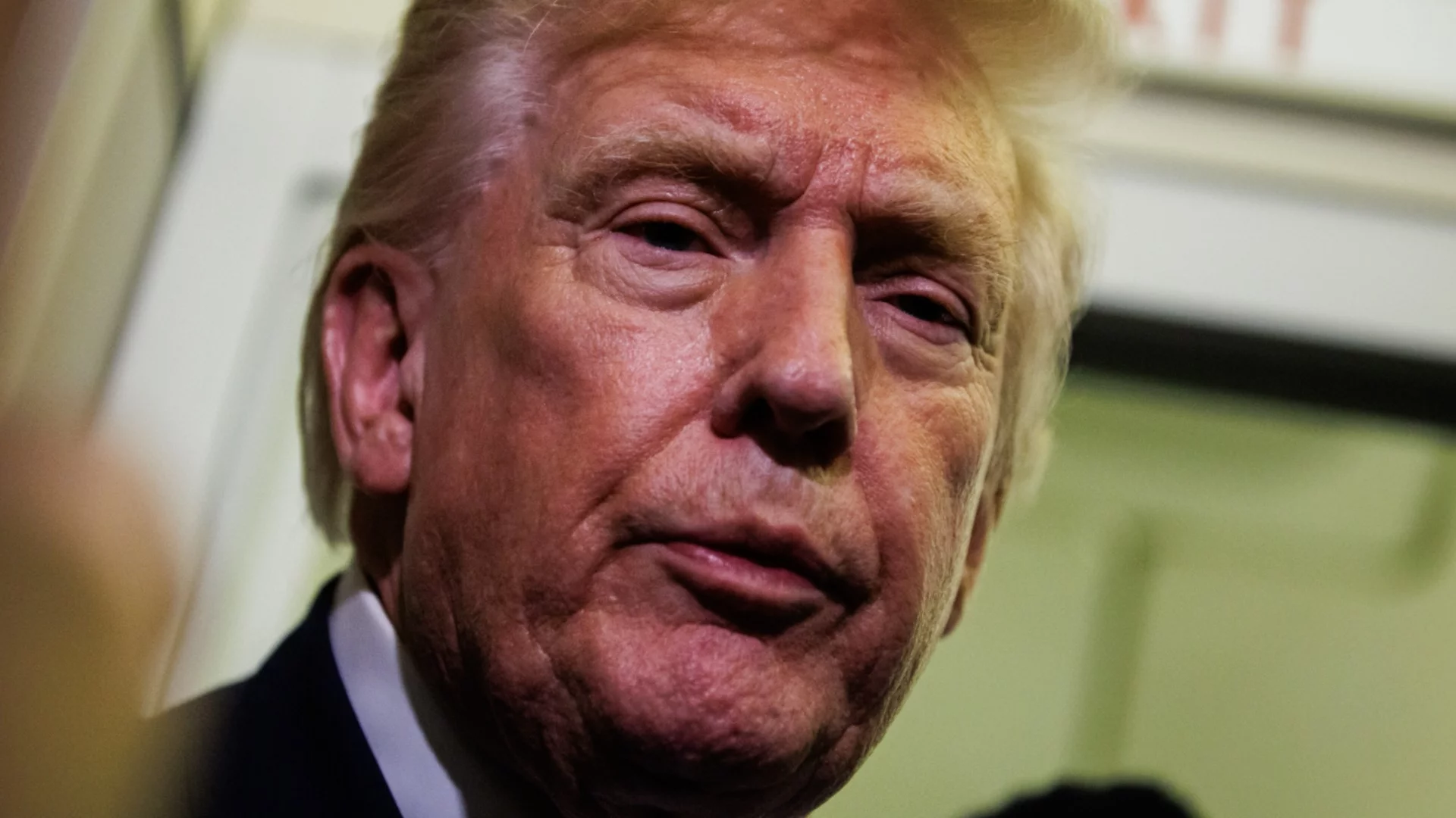 Гори американското консулство в Дубай след атака. Тръмп праща флота в Ормузкия проток