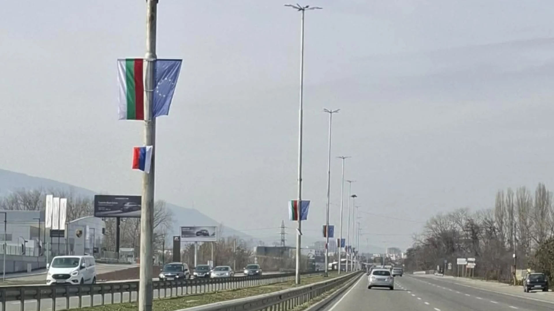 Проруска провокация с подръчни материали: Залепиха руски знамена в София навръх 3 март (СНИМКА)