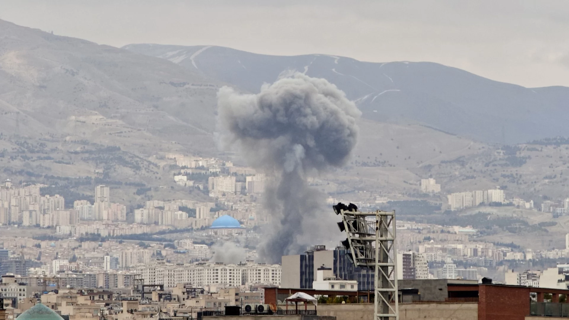 Ракетен удар попречи на избор на нов върховен лидер на Иран (ВИДЕА) 