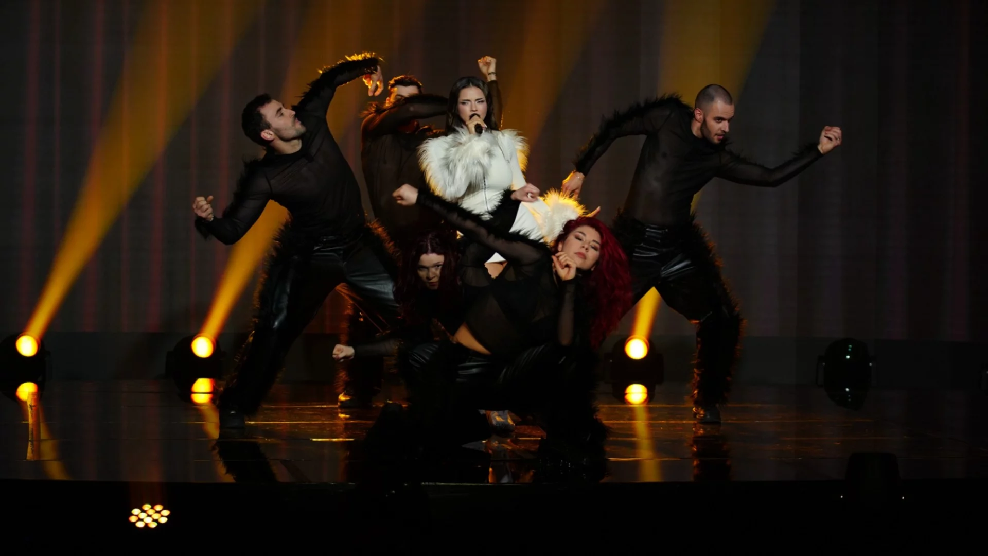 Сценичният режисьор на победители от "Евровизия" поема "Bangaranga" (ВИДЕО)