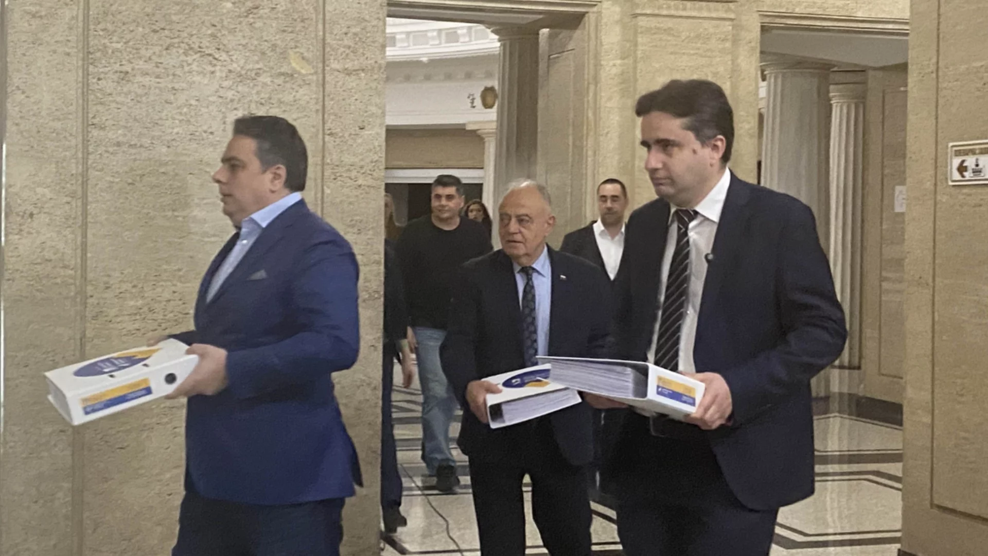 "За силна България в силна Европа": ПП-ДБ се регистрираха в ЦИК (ВИДЕО)