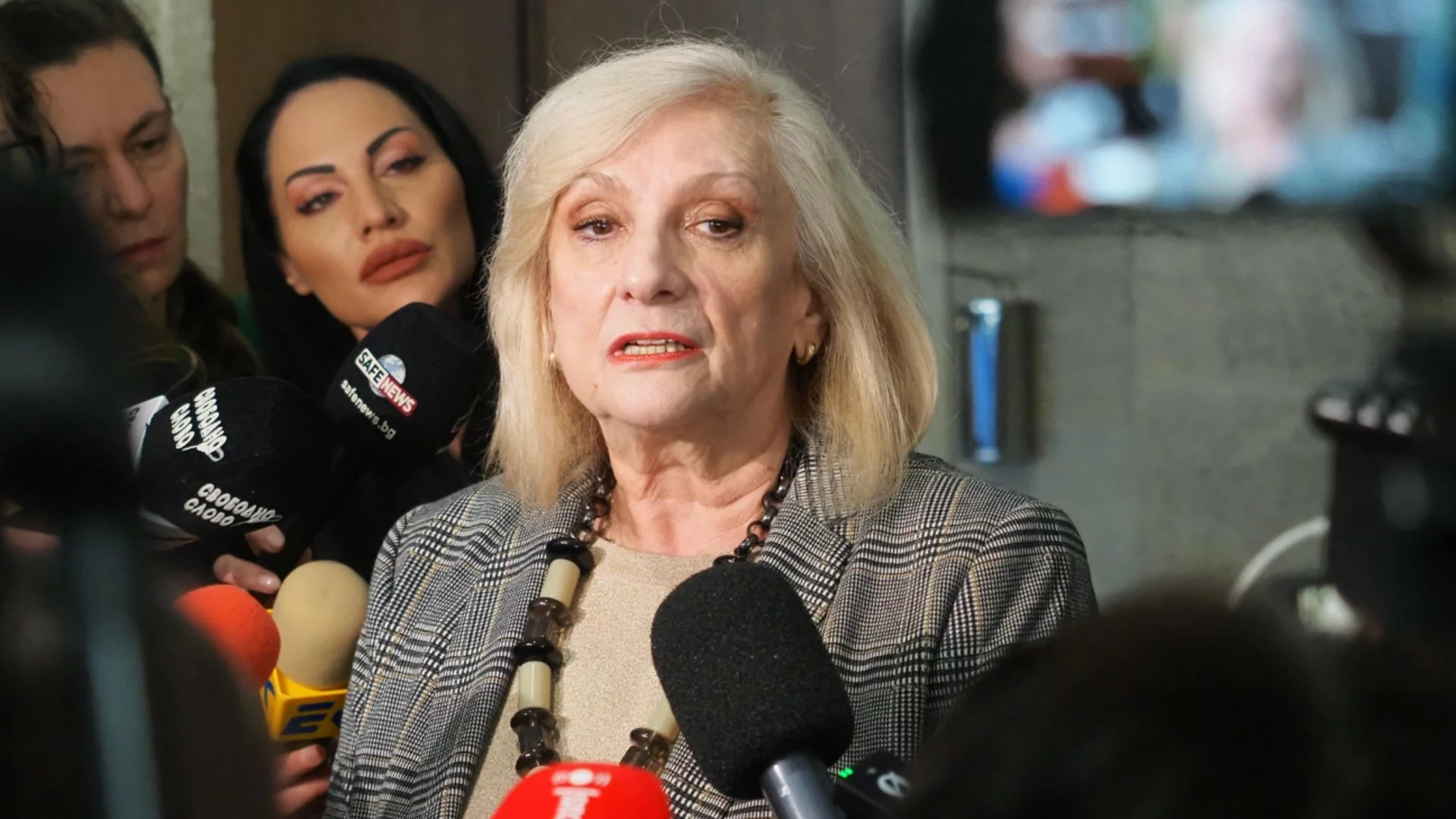 Депутат на Пеевски: Служебният кабинет беше заченат от двама, но сега Йотова е баща и майка