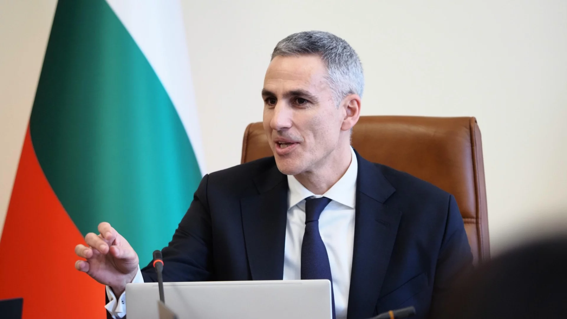 Гюров за горивата: Няма да допуснем да има изкуствена паника сред гражданите