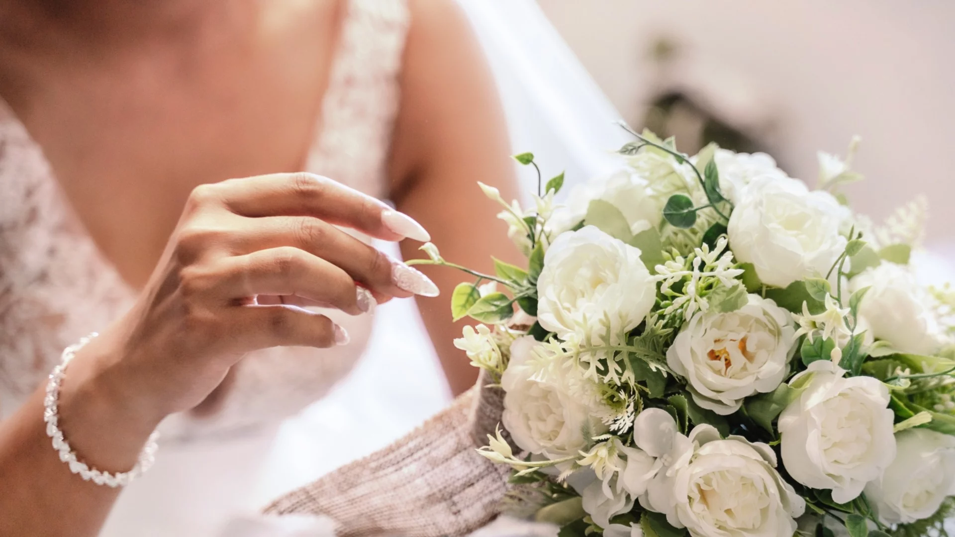 Колоритна участничка в "Ергенът" се готви за сватба (СНИМКА)