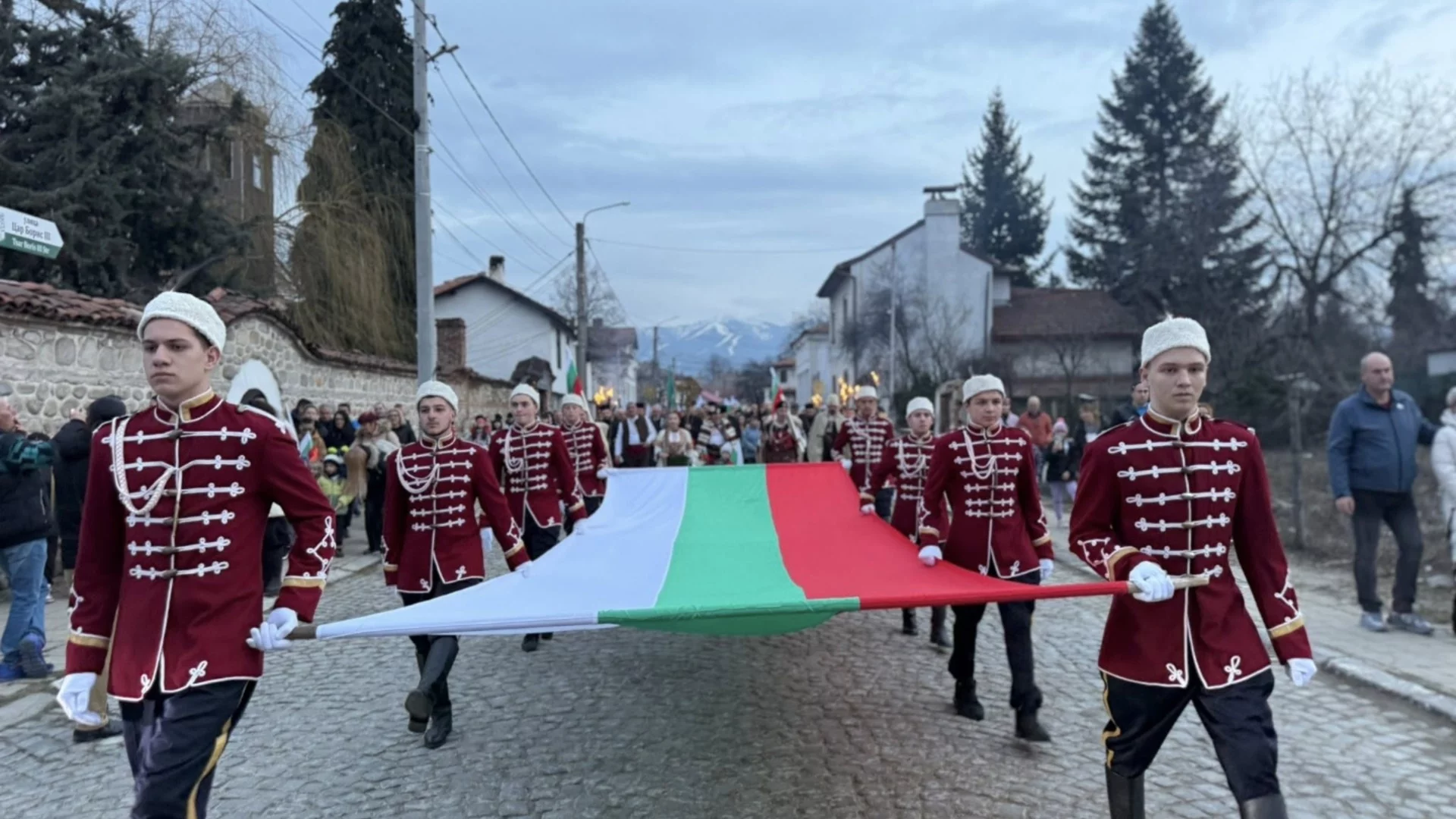 С празнично шествие Самоков отбеляза 148 години от Освобождението