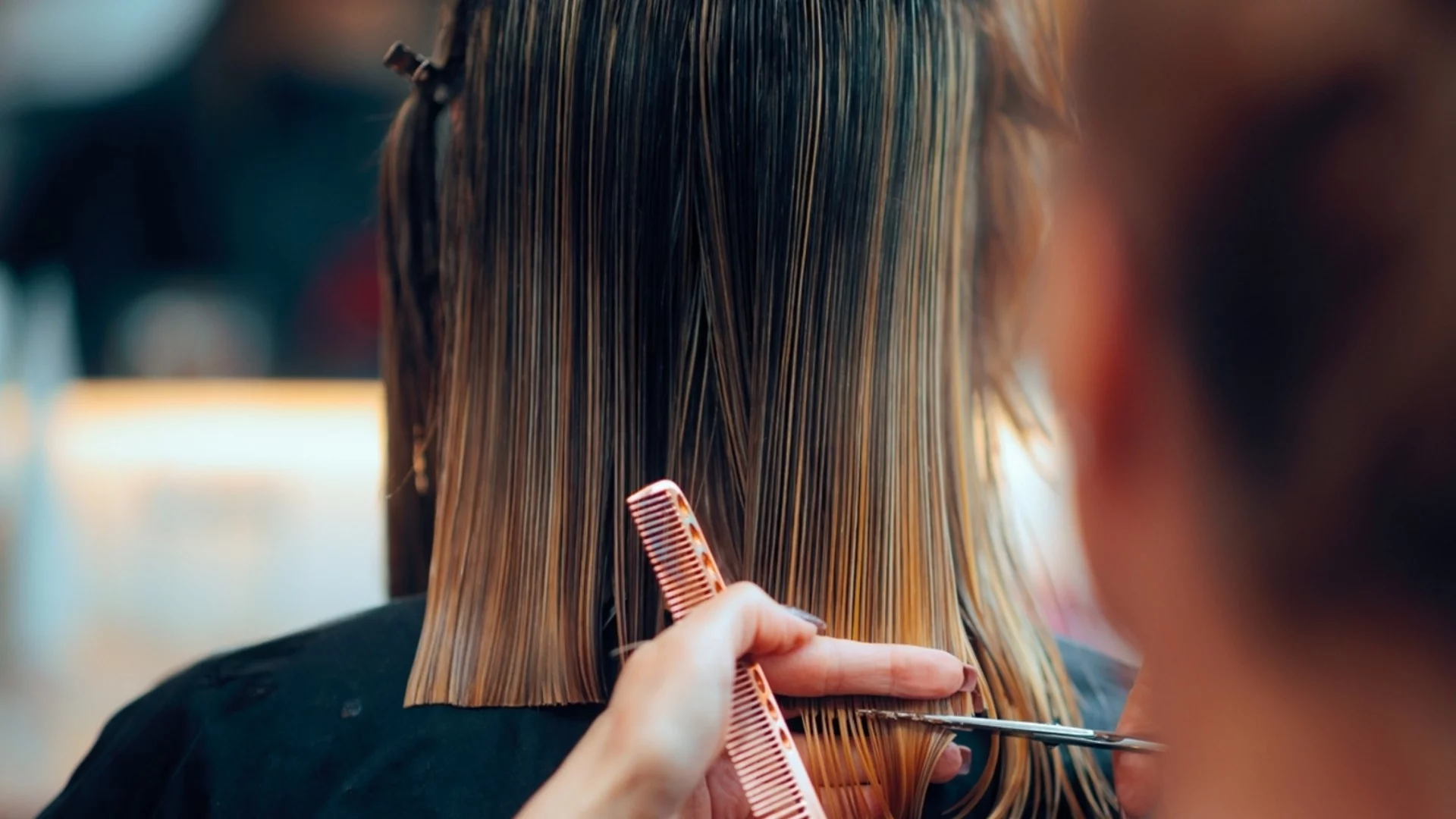 Прическа от 90-те е хит за пролет 2026: Отива на всички, отнема 5 минути и изтрива години