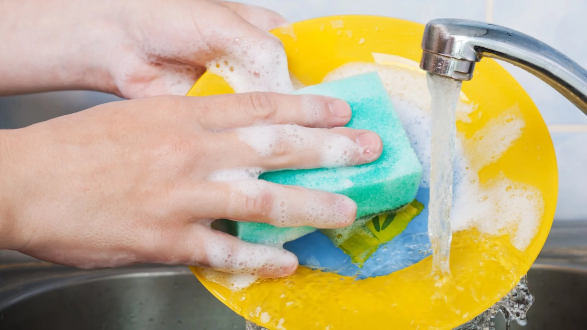 Как да използваме кухненската гъба правилно, за да издържа по-дълго