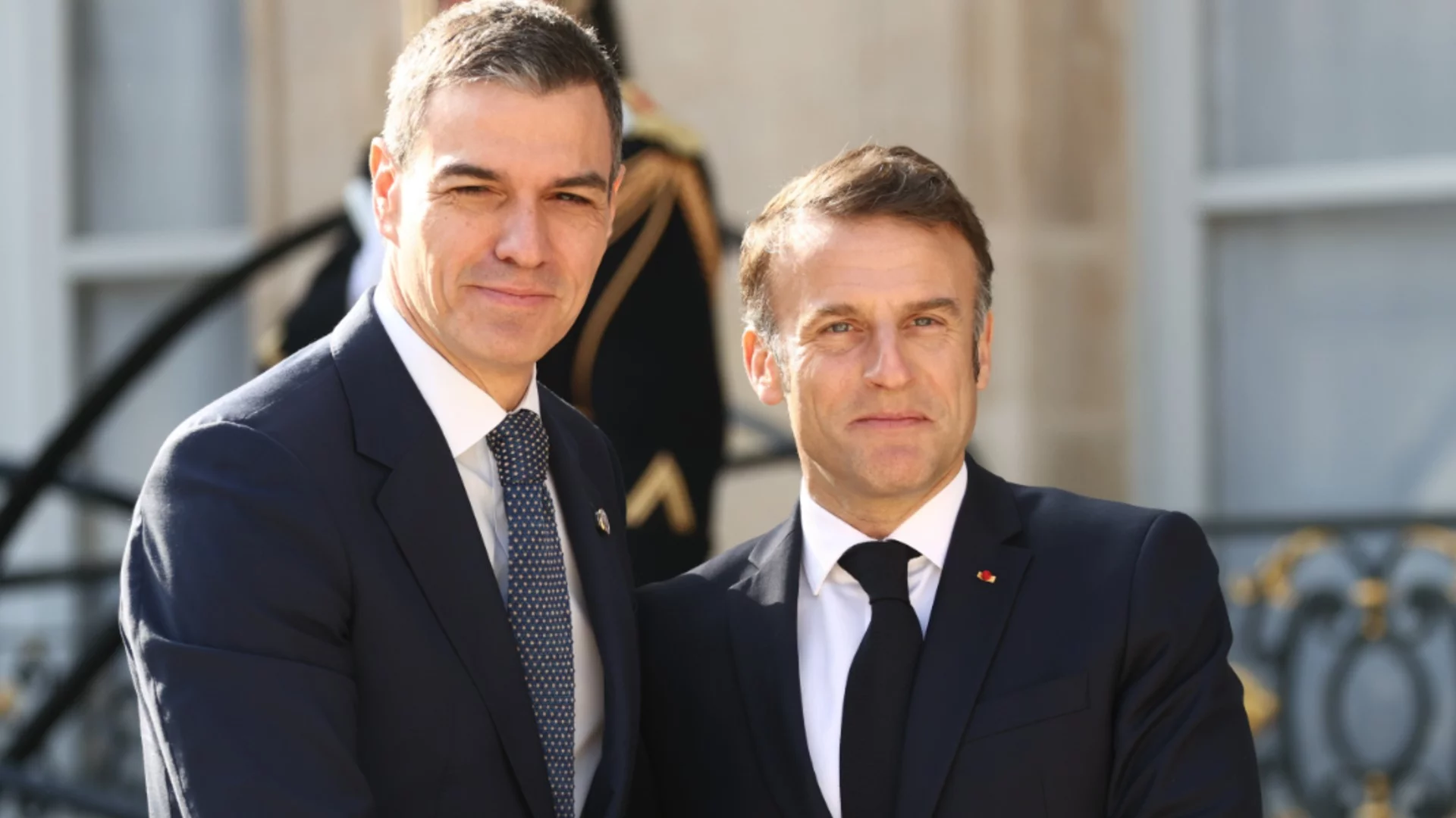 Макрон не повтори грешката на Мерц и подкрепи Испания срещу Тръмп