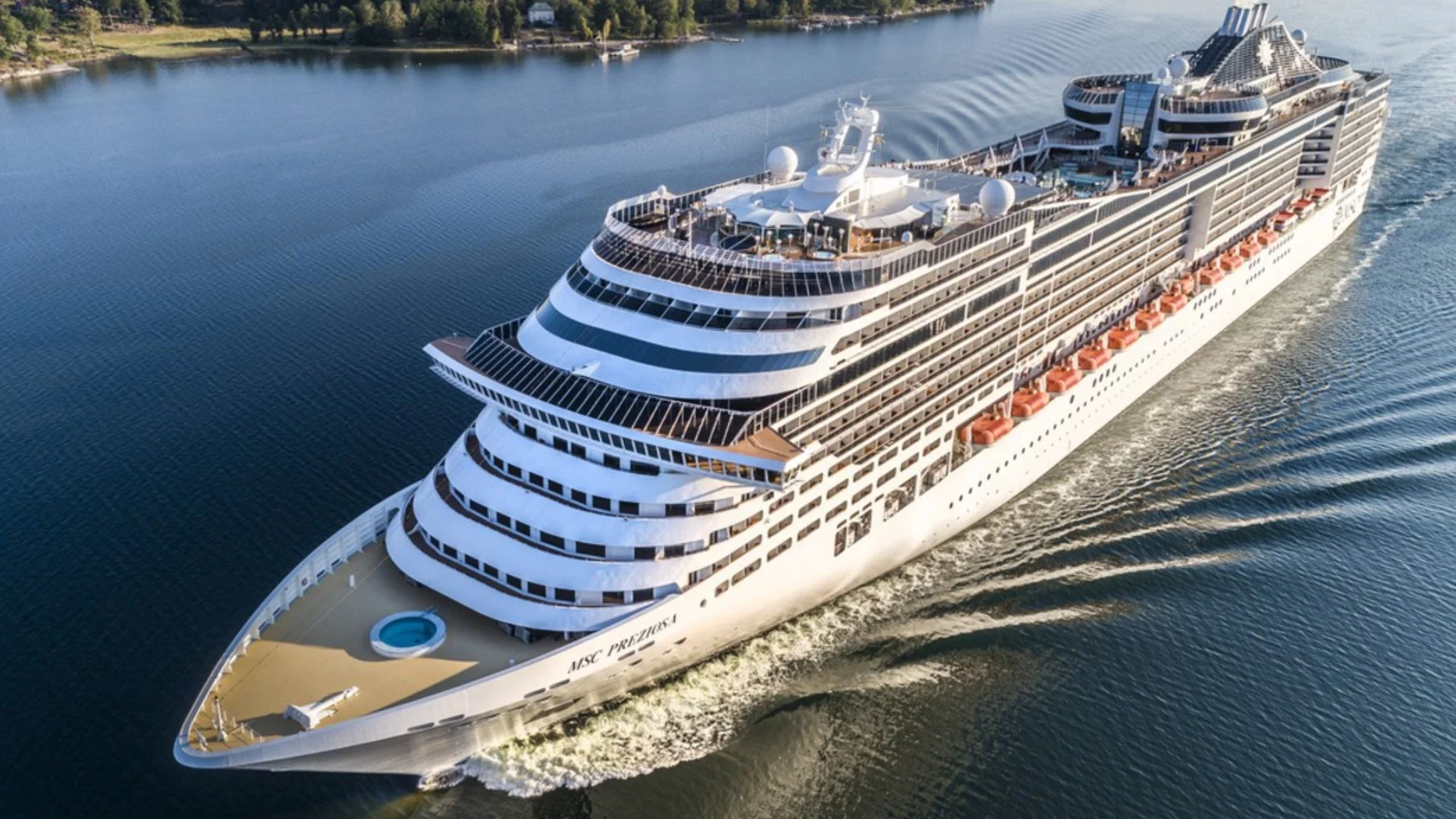 Парти и ракети: Животът на блокираните круизни кораби