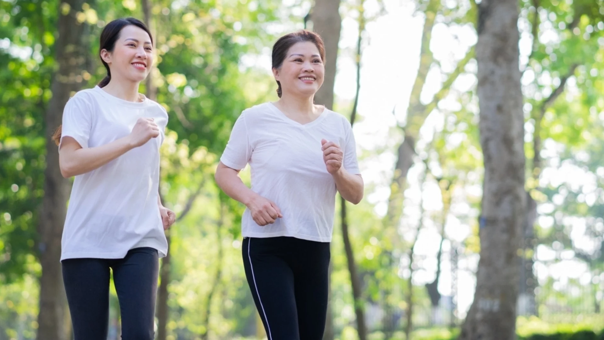 Корейско упражнение за плосък корем след 50: Тонизира коремните мускули за 5 минути на ден без изтощение