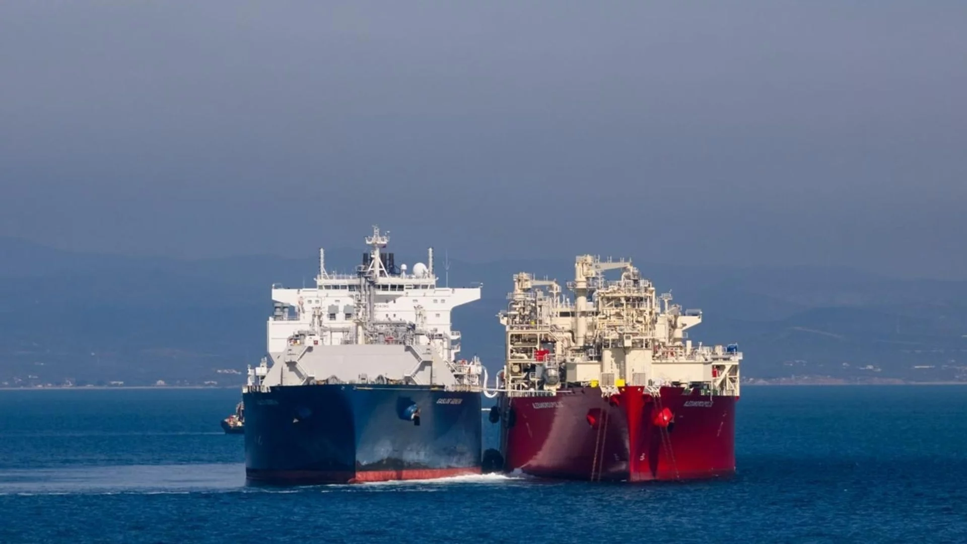 Пристигна голям танкер с природен газ за България, цената е неочаквана