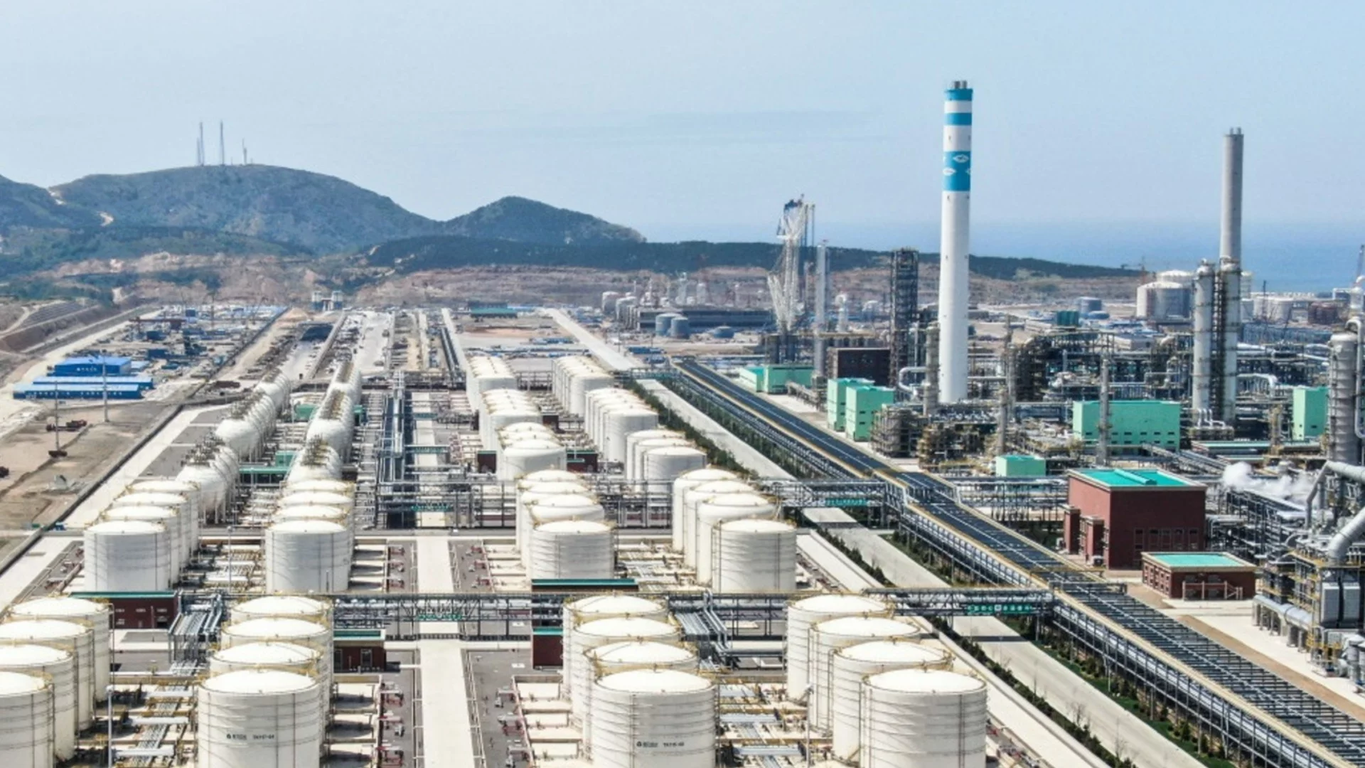 Китай нареди на рафинериите си да спрат износа на горива