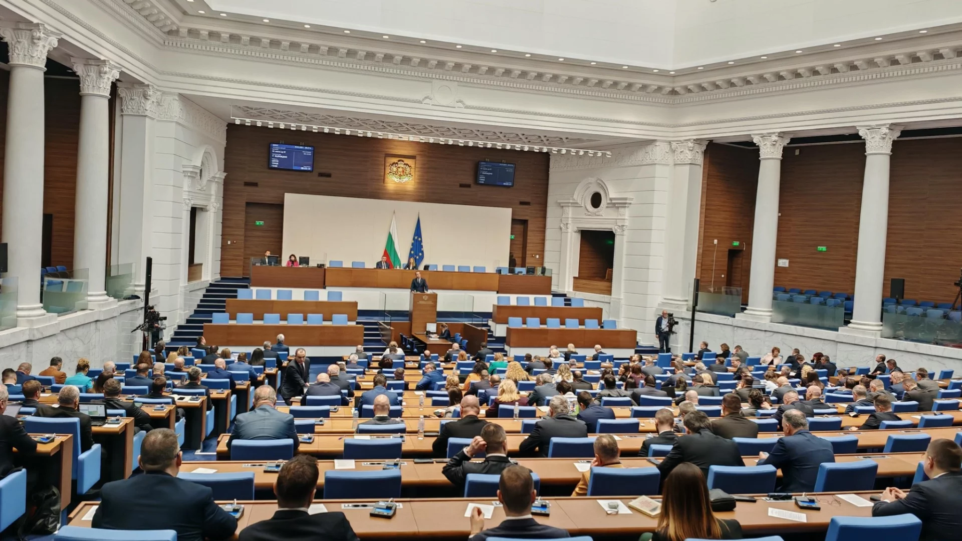 Парламентът излезе в почивка за погребението на депутат от "Възраждане"